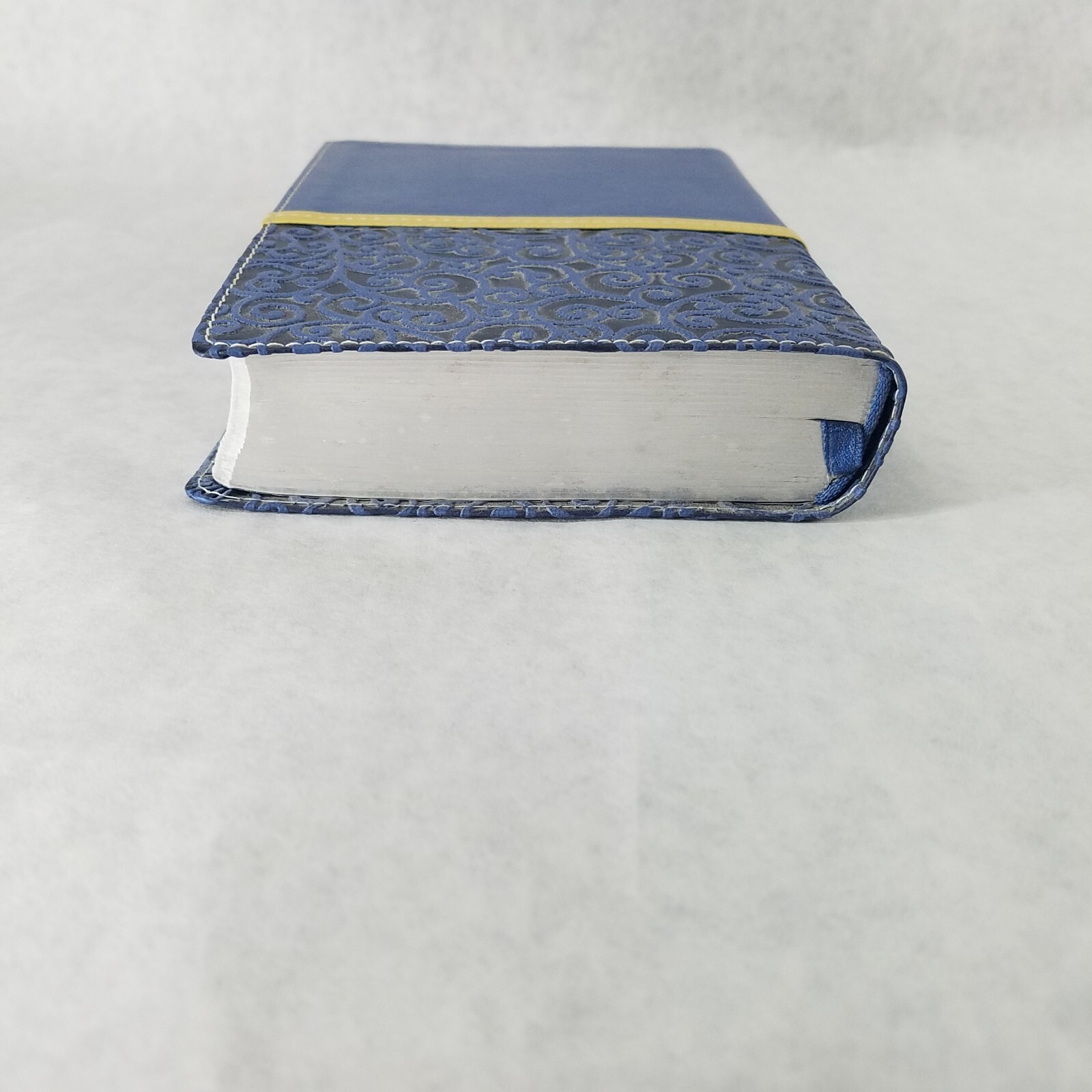 Women&rsquo;s Devotional Bible by Zondervan Staff (2012, Blue Leather, Special)