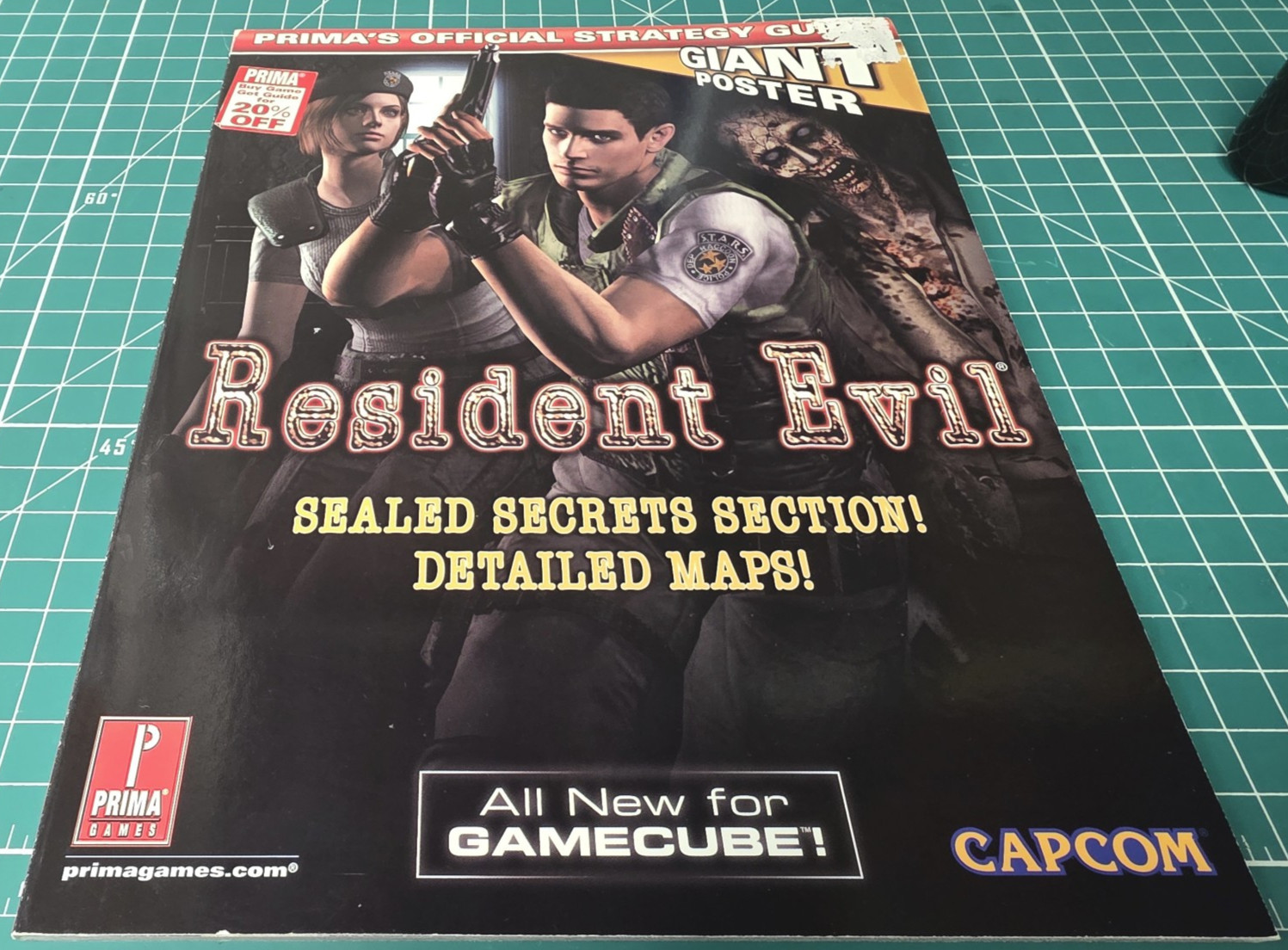 Resident Evil Prima&rsquo;s Official Strategy Guide Nintendo GAMECUBE w/POSTER – RARE!
