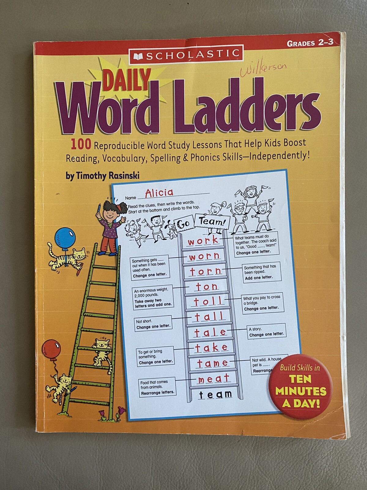 Daily Word Ladders: Grades 2-3: 100 Reproducible Word Study Lessons That Help
