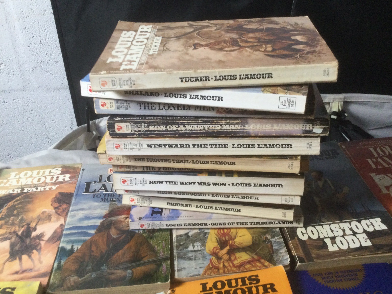 80+ Louis L&rsquo;Amour Paperback Lot Western Collection Sackett Series