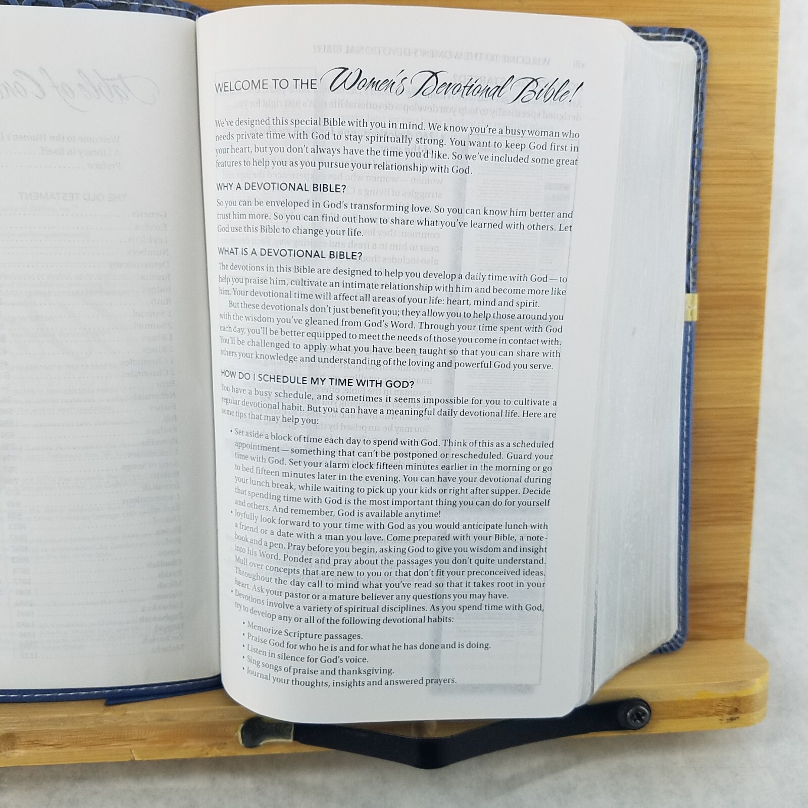 Women&rsquo;s Devotional Bible by Zondervan Staff (2012, Blue Leather, Special)