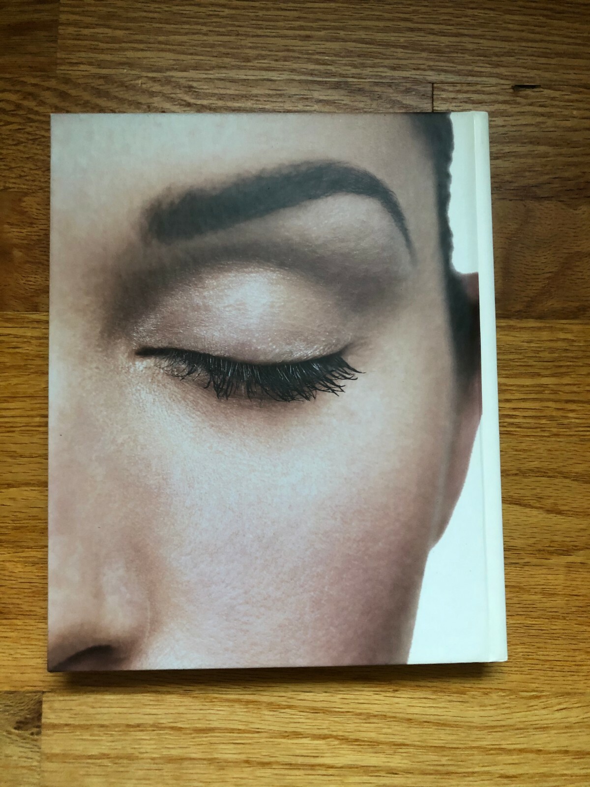 « Bobbi Brown Beauty  » The Ultimate Beauty Resource 1st Edition 1997, 242 pages.