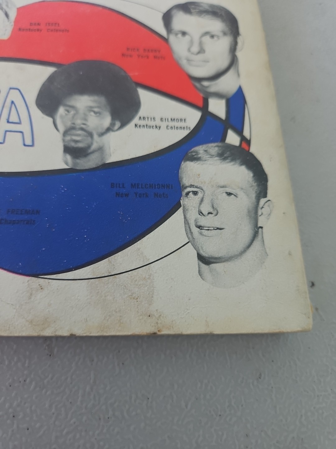 1972-73 ABA OFFICIAL SPORTING NEWS BASKETBALL GUIDE ARTIS GILMORE COVER