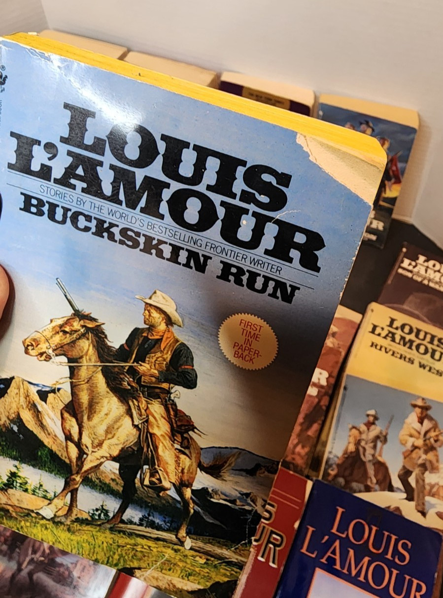 LOUIS L&rsquo;AMOUR MIXED LOT OF 24 PAPERBACK BOOKS SOME SACKETT BOOKS AND MORE