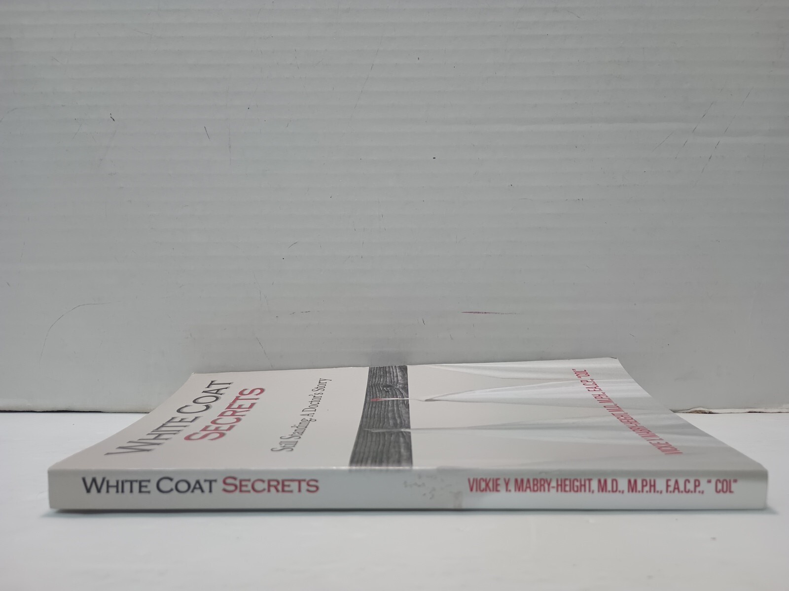 WHITE COAT SECRETS : A Doctor&rsquo;s Story by Vickie Y. Mabry-Height, M.D., (2015, Pb