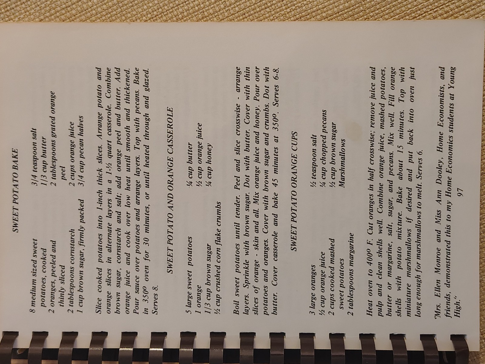 SIGNED, Southern « Fancy Fixin&rsquo;s » Cookbook (1978) by Ruth DeFriese