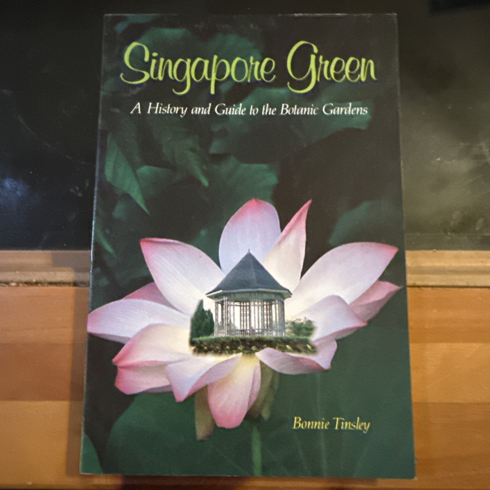 Singapore green: A history and guide to the Botanic Gardens by Tinsley, Bonnie