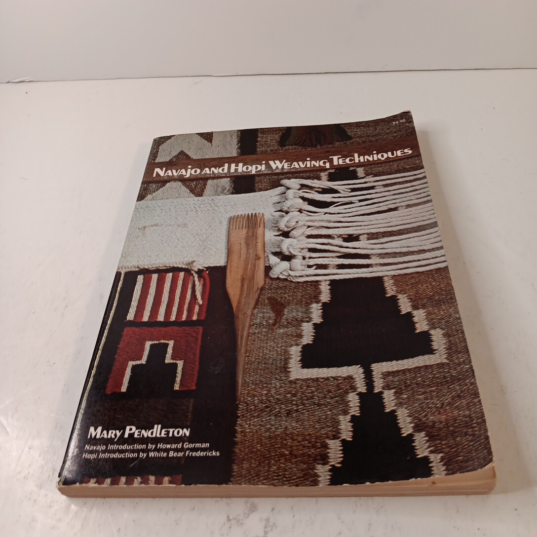 NAVAJO and HOPI WEAVING TECHNIQUES by Mary Pendleton PB (1974)