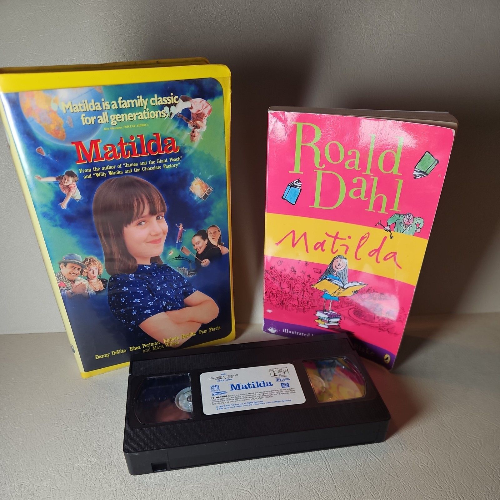 Matilda by Roald Dahl First Edition + Matilda Vintage VHS – VG – Y2K 90&rsquo;s Danny