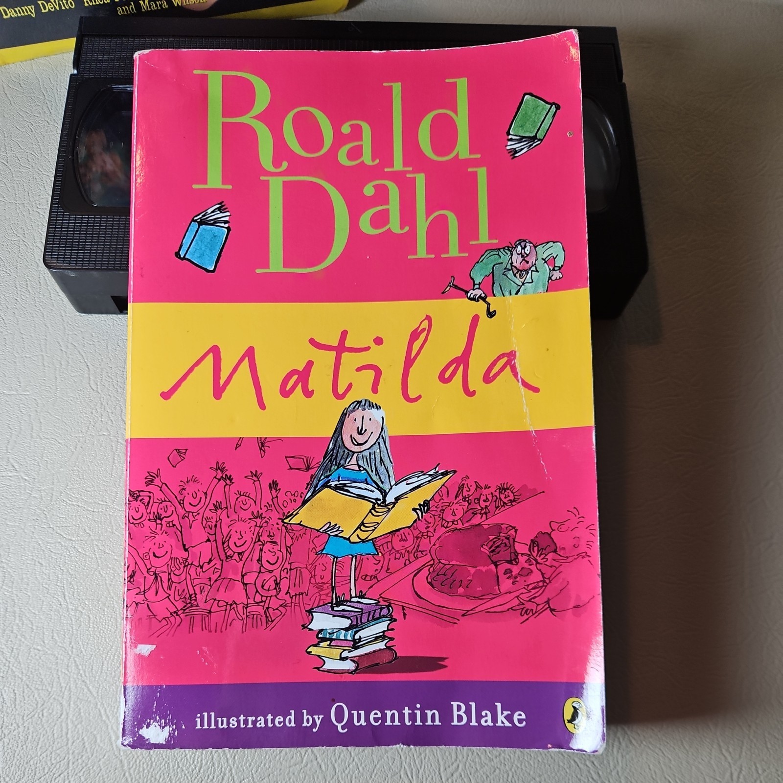 Matilda by Roald Dahl First Edition + Matilda Vintage VHS – VG – Y2K 90&rsquo;s Danny