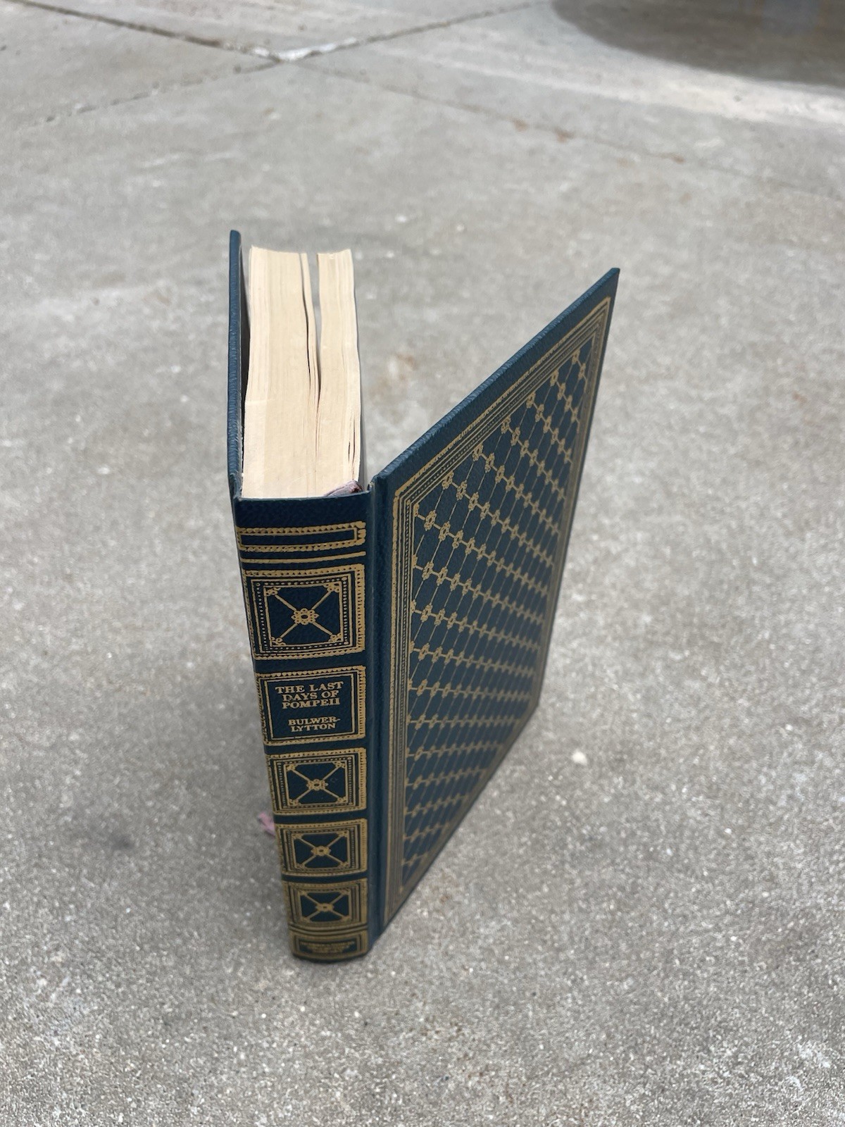 The Last Days of Pompeii by Bulwer-Lytton, International Collectors Library 1946