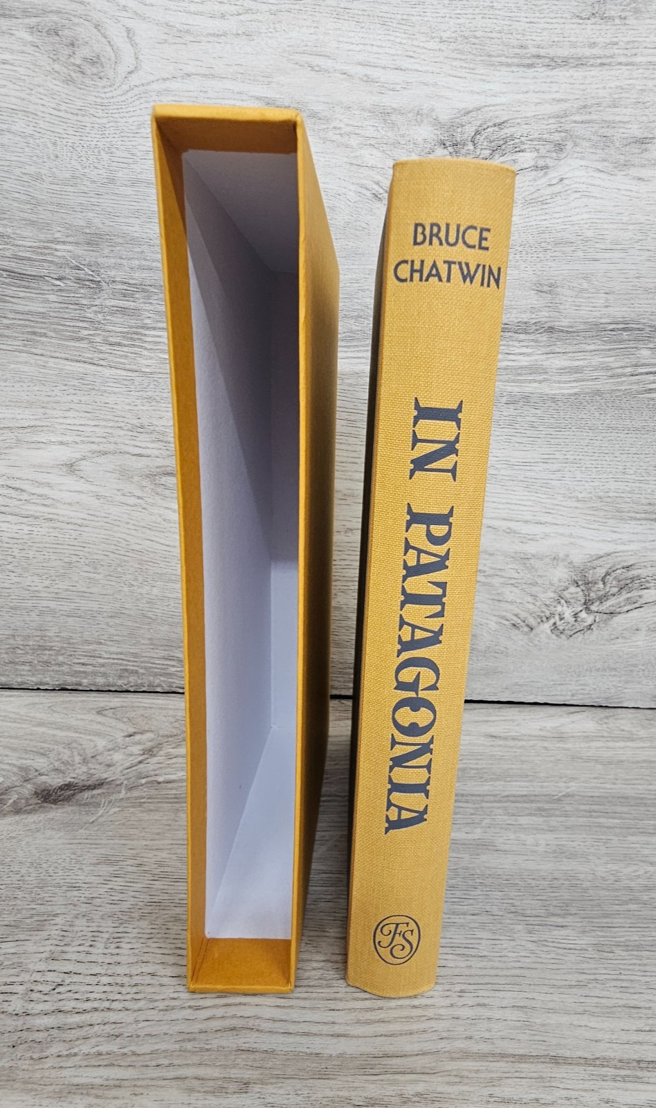  » In Patagonia » by Bruce Chatwin, Folio Society -Beautiful! HC/slipcase