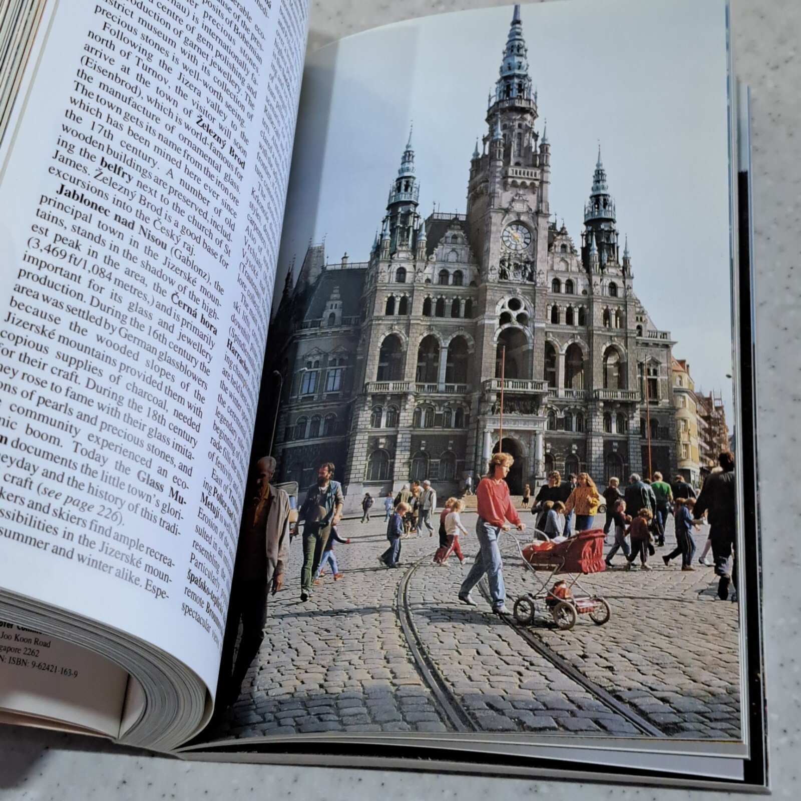 Czech & Slovak Republics by Insight Guides Travel Guide 1994