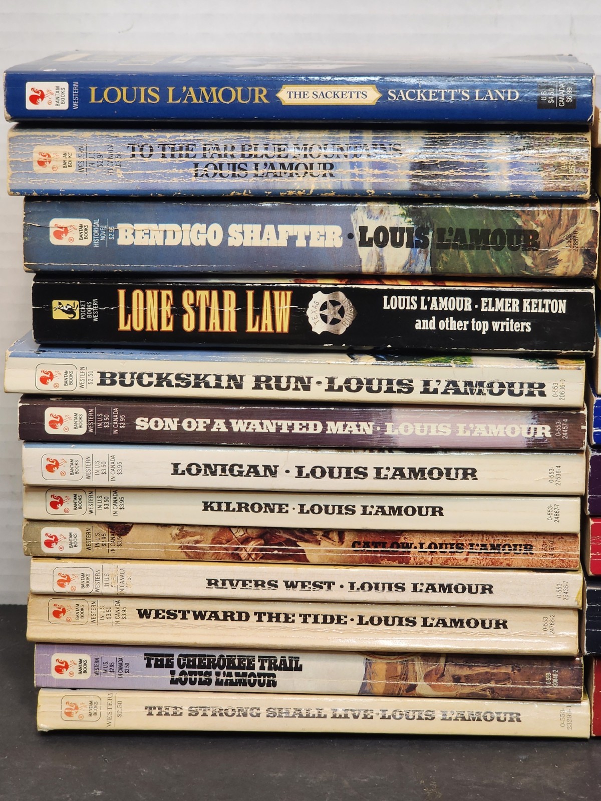 LOUIS L&rsquo;AMOUR MIXED LOT OF 24 PAPERBACK BOOKS SOME SACKETT BOOKS AND MORE
