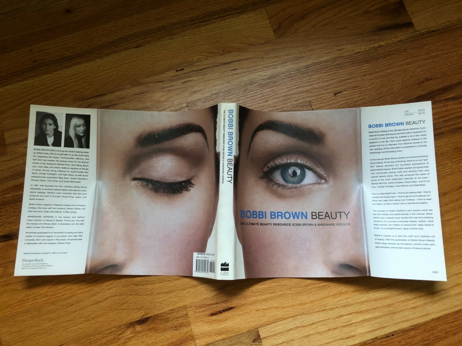 « Bobbi Brown Beauty  » The Ultimate Beauty Resource 1st Edition 1997, 242 pages.