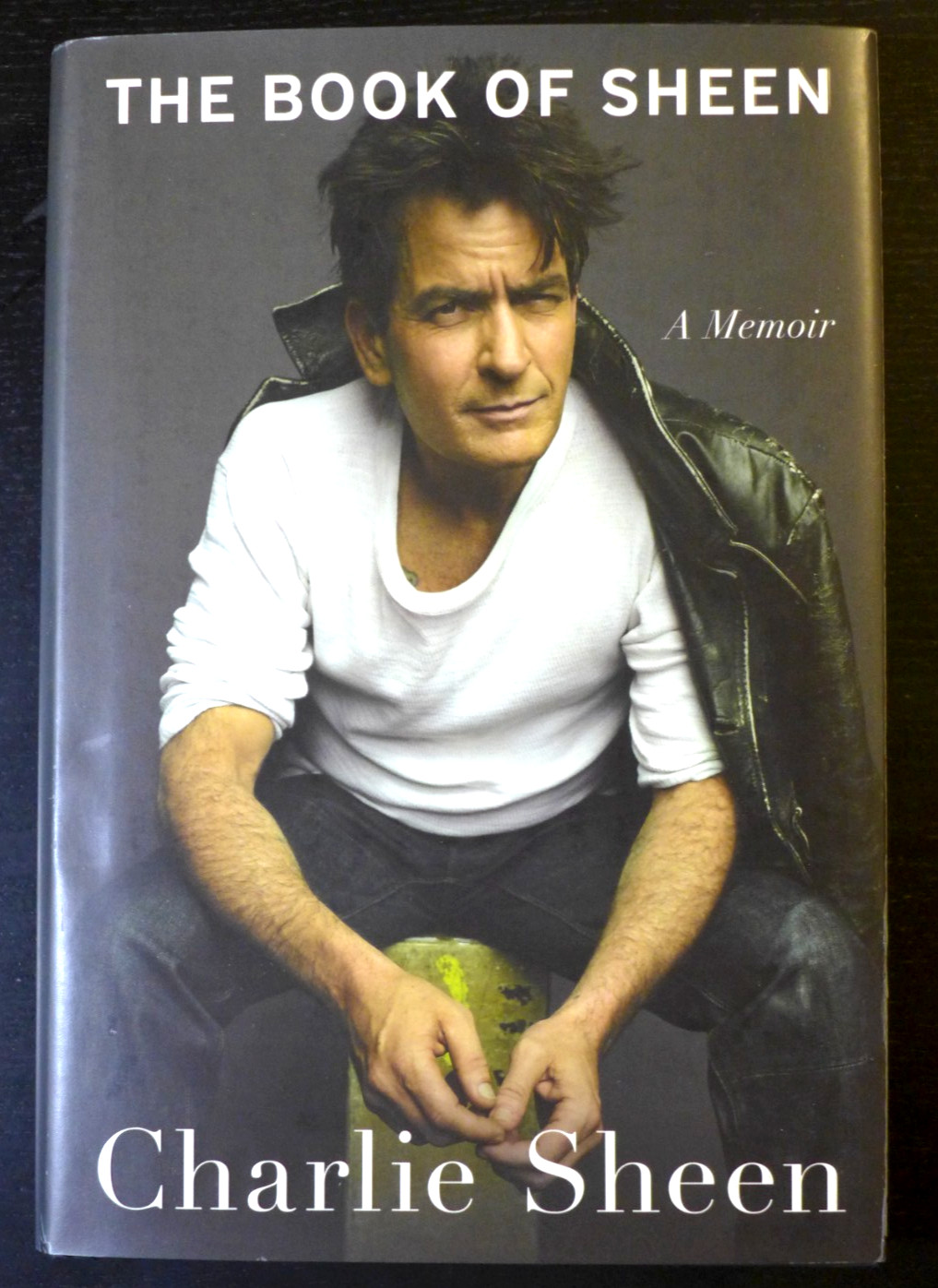 CHARLIE SHEEN – AUTOGRAPHED « THE BOOK OF SHEEN » NEW SIGNED BOOK A MEMOIR 2025