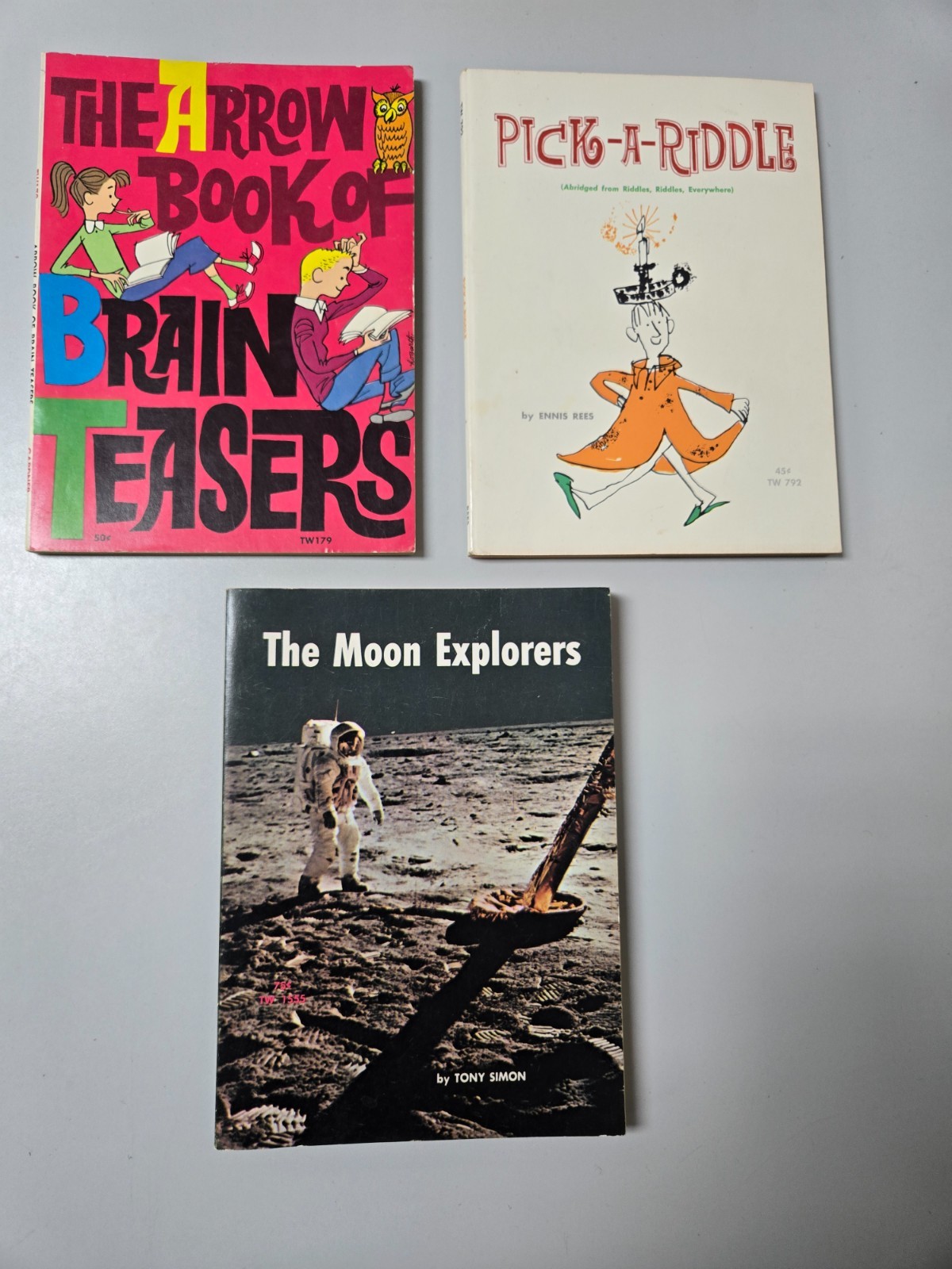 Vintage 1970&rsquo;s Scholastic Book Services SBS Paperback Book Lot