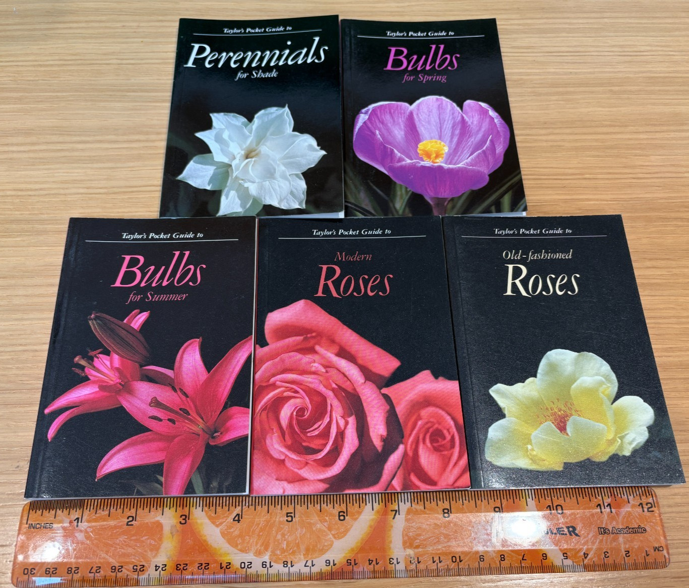 Set of 5 Taylor&rsquo;s Pocket Guides: Perennials Bulbs Spr/Sum Modern Roses Old Roses