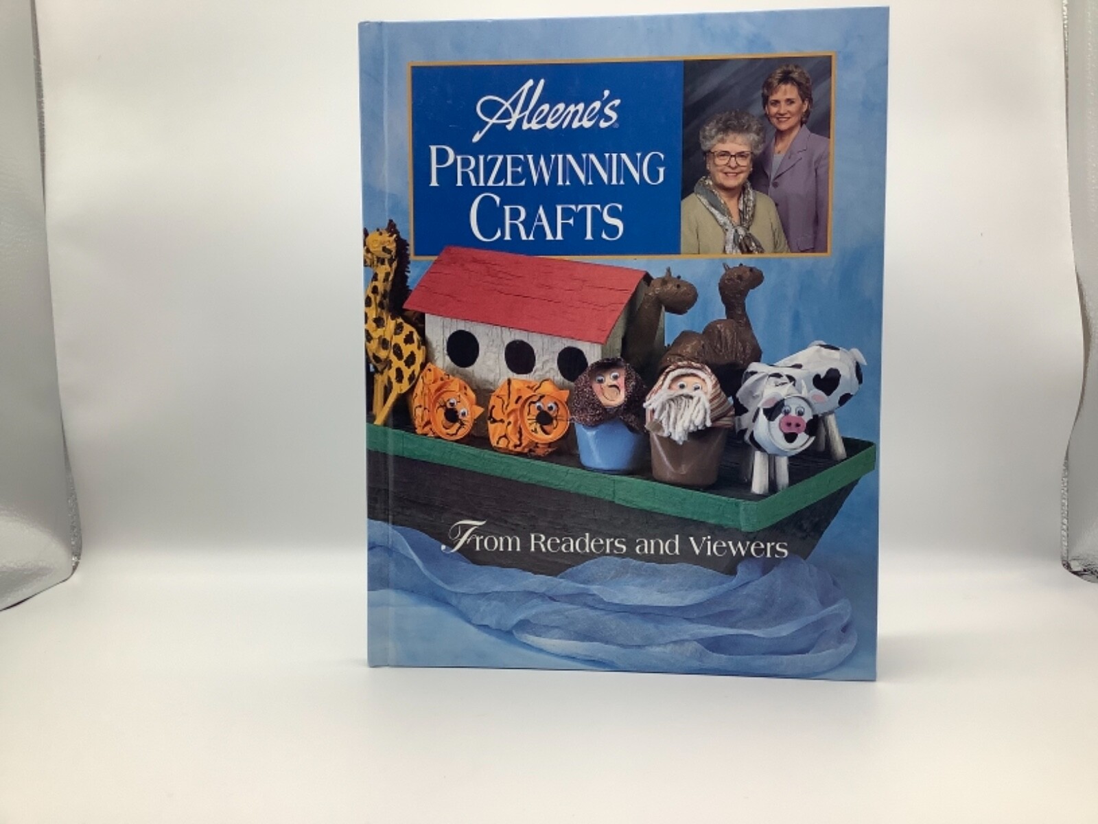 Aleene&rsquo;s Prizewinning Crafts ISBN 0-8487-1536-5, Pages 143, Looks Unused