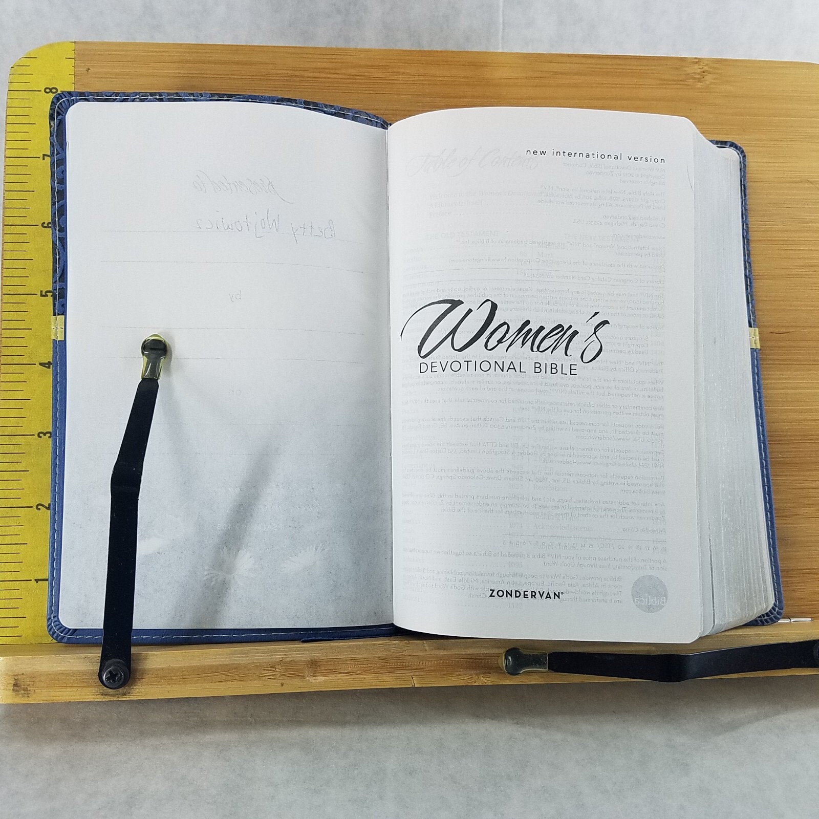 Women&rsquo;s Devotional Bible by Zondervan Staff (2012, Blue Leather, Special)