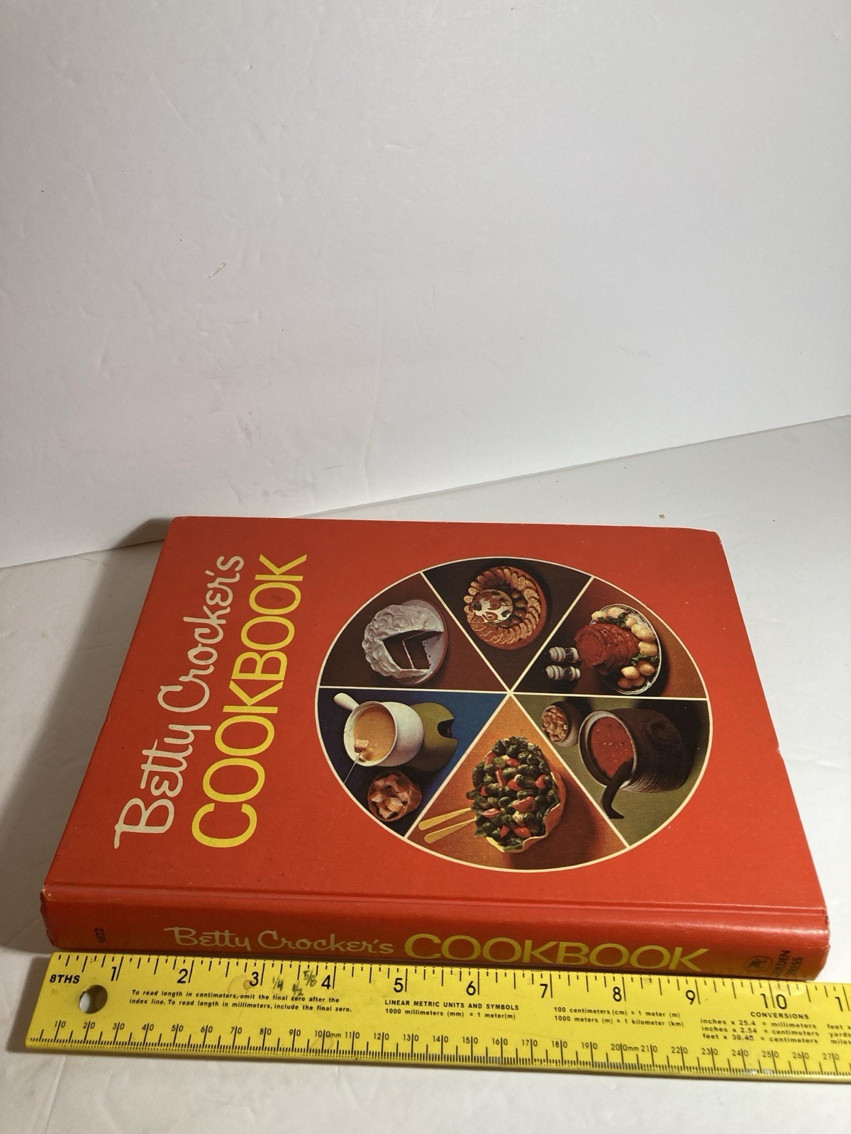 Vintage Betty Crocker&rsquo;s Cookbook 1974 Tight Binding 480 Pages HC