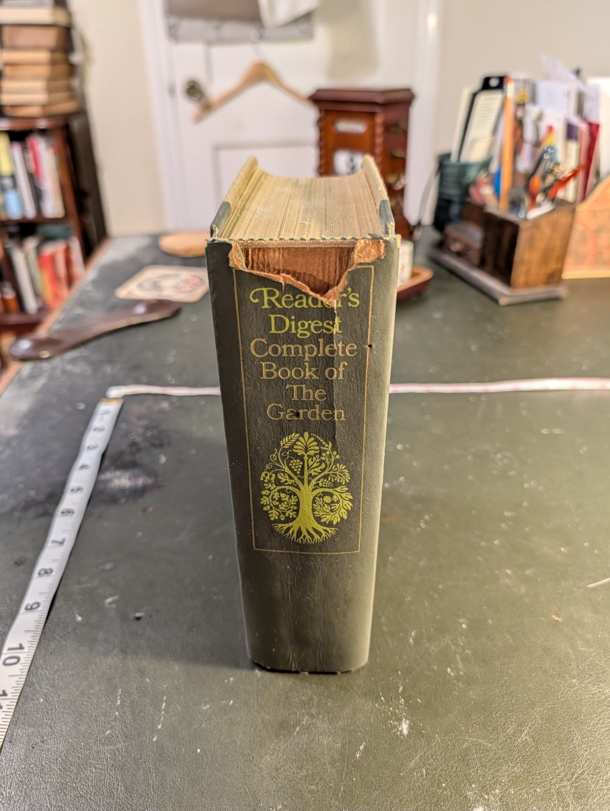 1968 Reader&rsquo;s Digest Complete Book of The Garden, damaged Hardcover
