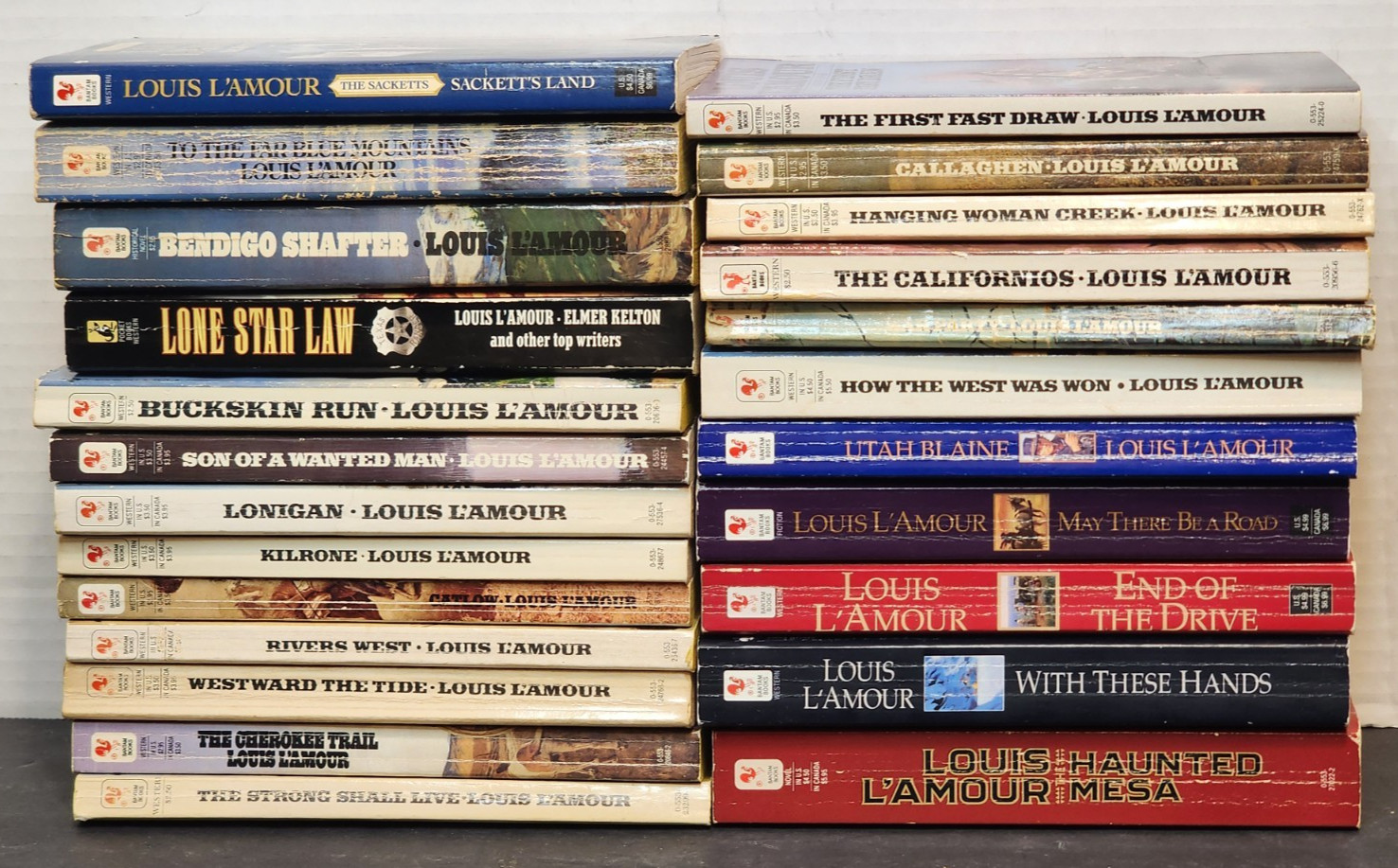 LOUIS L&rsquo;AMOUR MIXED LOT OF 24 PAPERBACK BOOKS SOME SACKETT BOOKS AND MORE