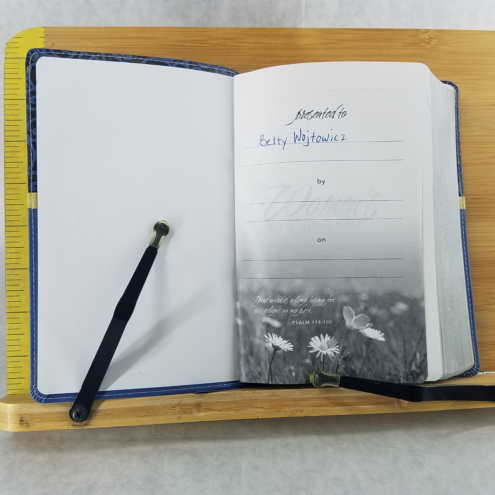 Women&rsquo;s Devotional Bible by Zondervan Staff (2012, Blue Leather, Special)