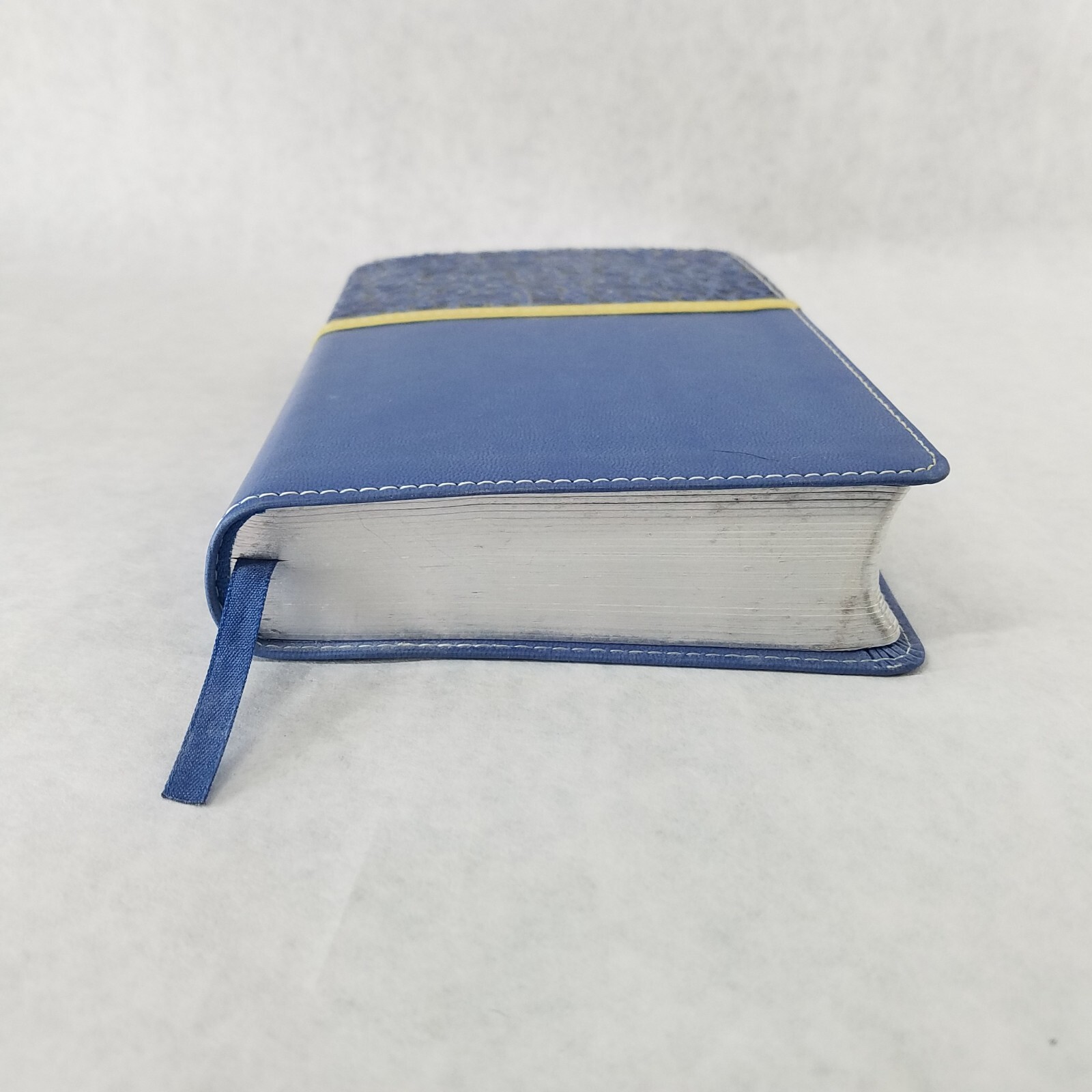 Women&rsquo;s Devotional Bible by Zondervan Staff (2012, Blue Leather, Special)