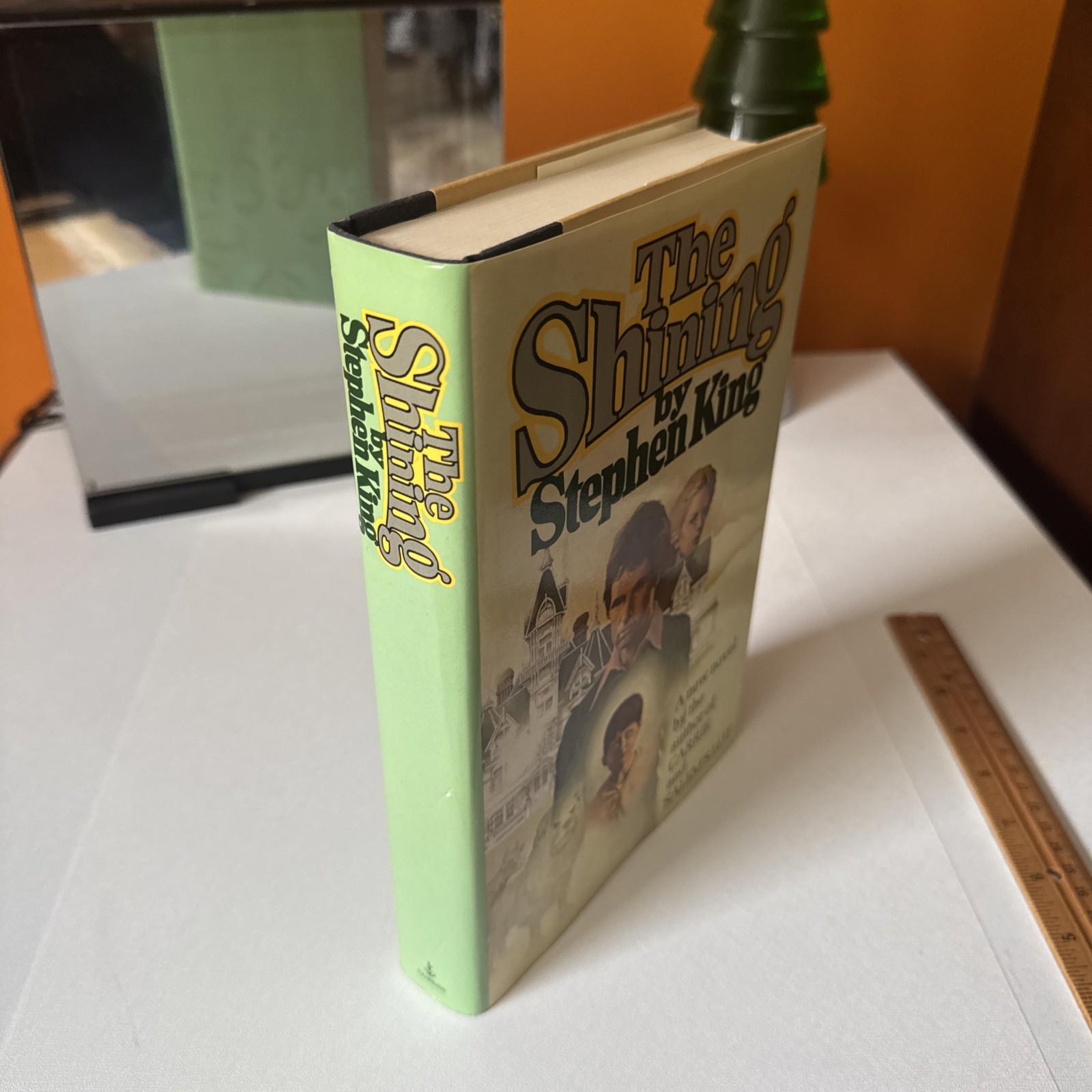 Hardcover – « The Shining » by Stephen King – Printed 1977 Doubleday 1st Edition