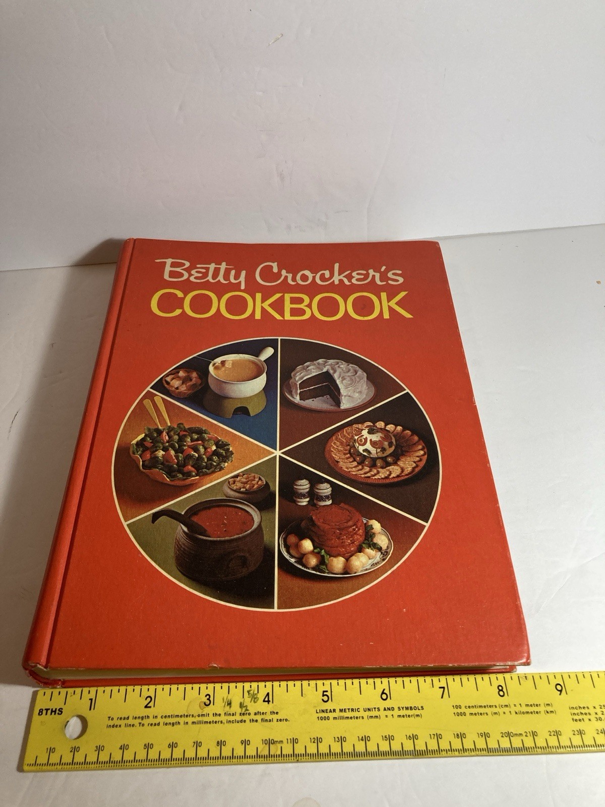 Vintage Betty Crocker&rsquo;s Cookbook 1974 Tight Binding 480 Pages HC