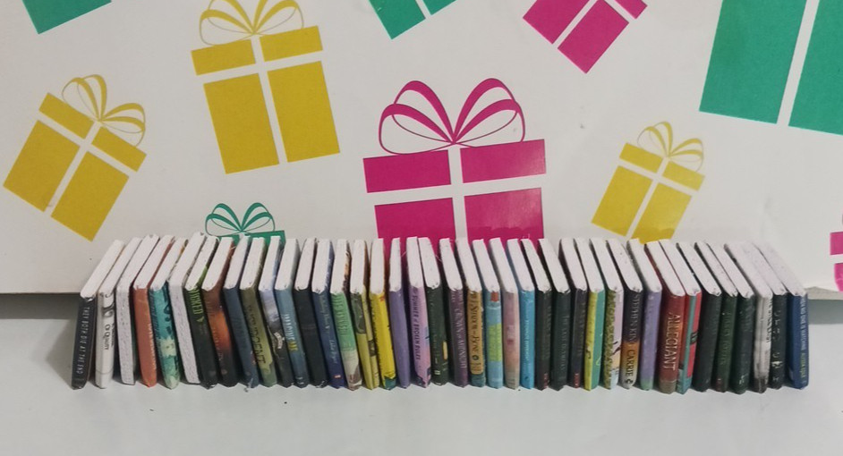Doll house books 1:12 scale mini books 40 Cute tiny miniature book 3/4&Prime; x 5/8&Prime;