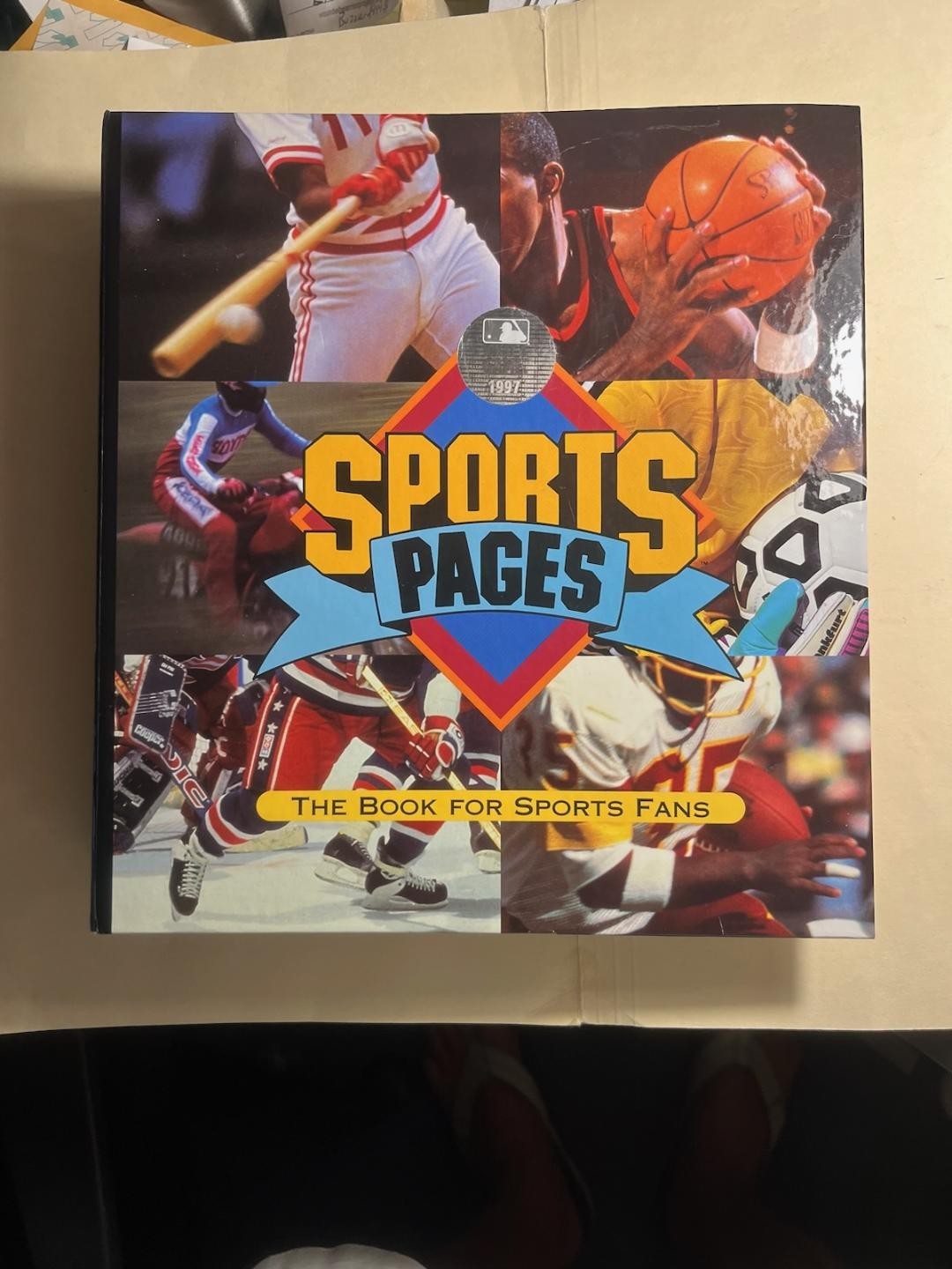 « Sports Pages: The Book For Sports Fans » Collector&rsquo;s Hardcover Binder