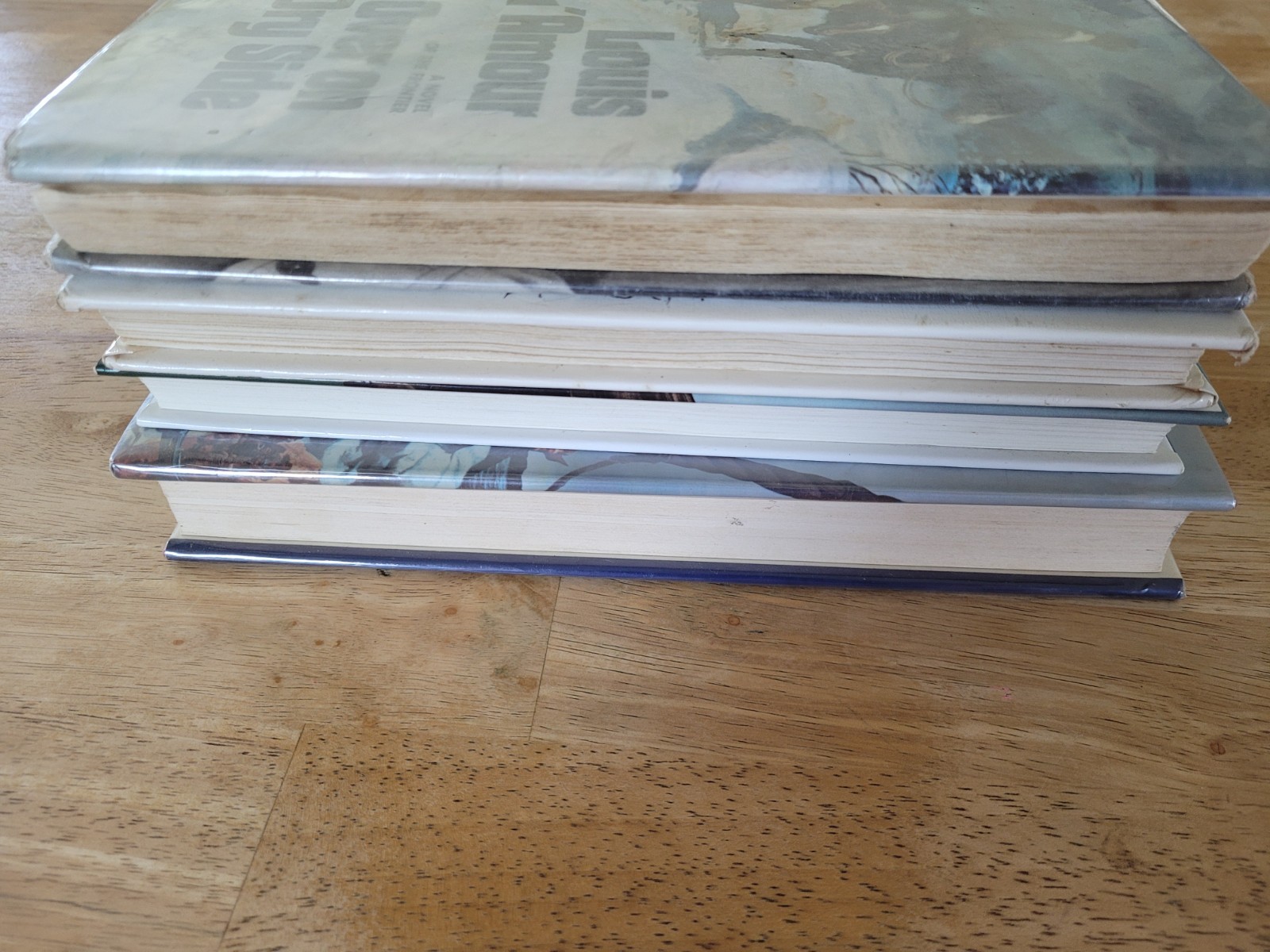 4 Louis L&rsquo;Amour Hardcover Book -2 Large Print -Sackett Companion-Ex Lib