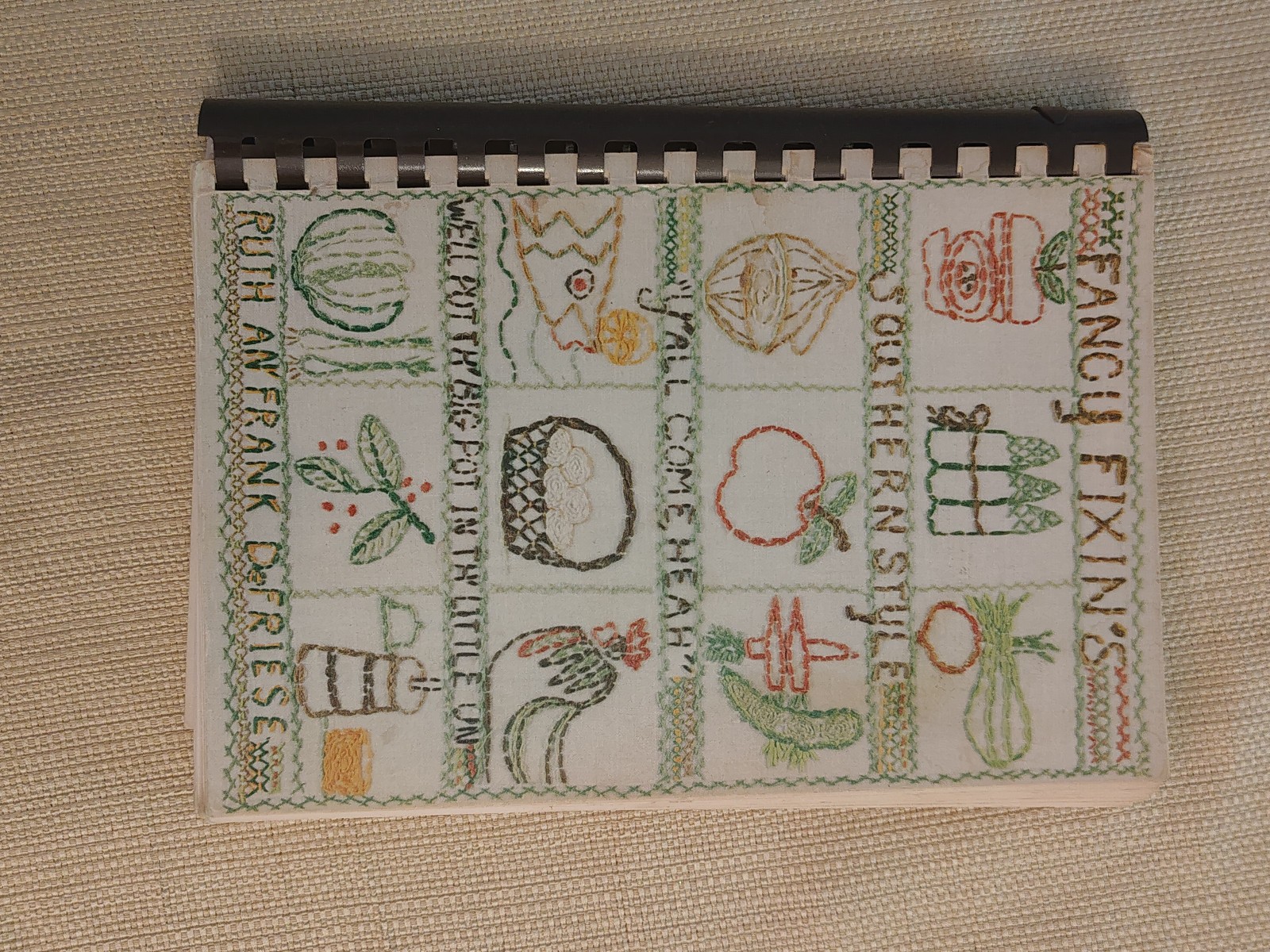 SIGNED, Southern « Fancy Fixin&rsquo;s » Cookbook (1978) by Ruth DeFriese