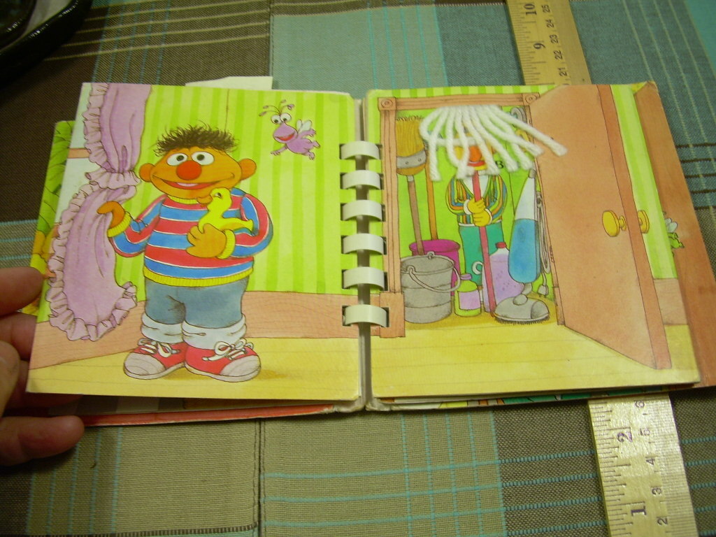 CTW Sesame Street * Who&rsquo;s Hiding ? Golden Touch Feel Tom Cooke POP UP * vintage