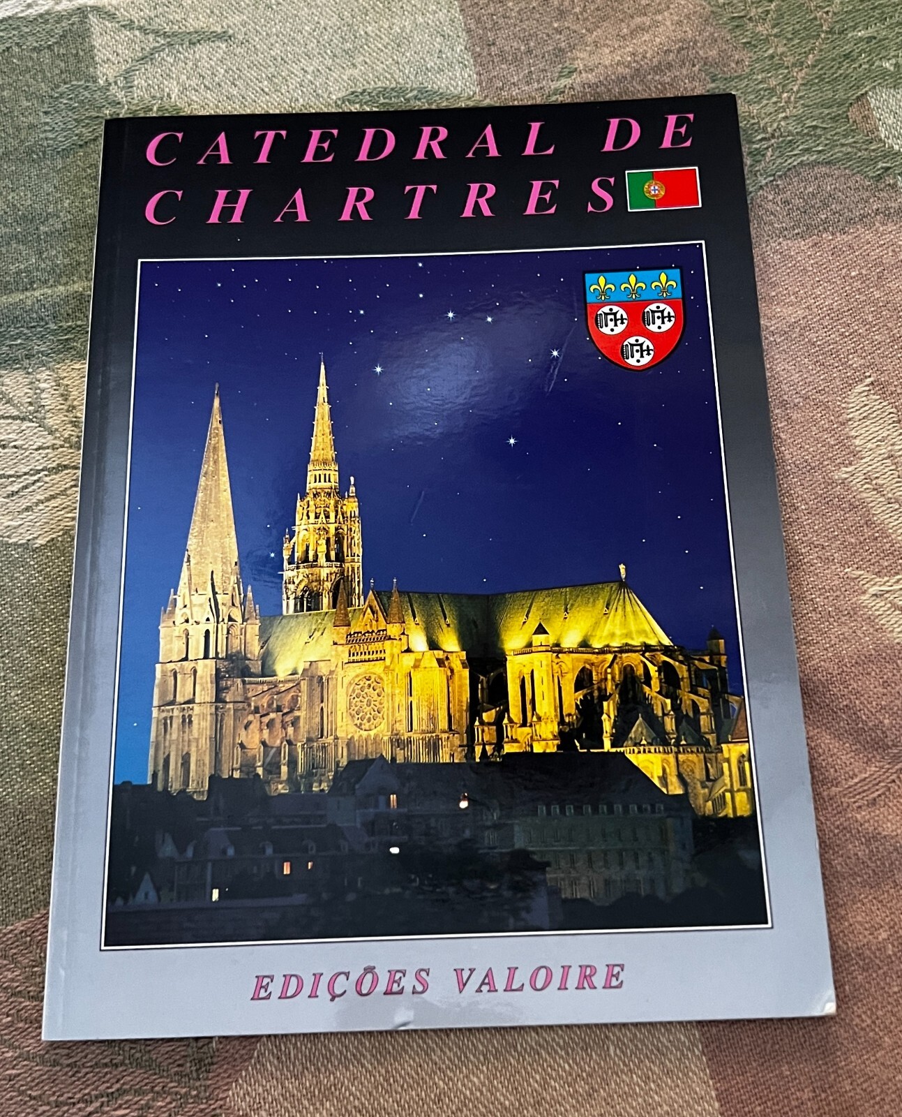 France: CHARTRES CATHEDRAL BROCHURE, FULL COLOR, 22 PAGES, 1997 – PORTUGUESE