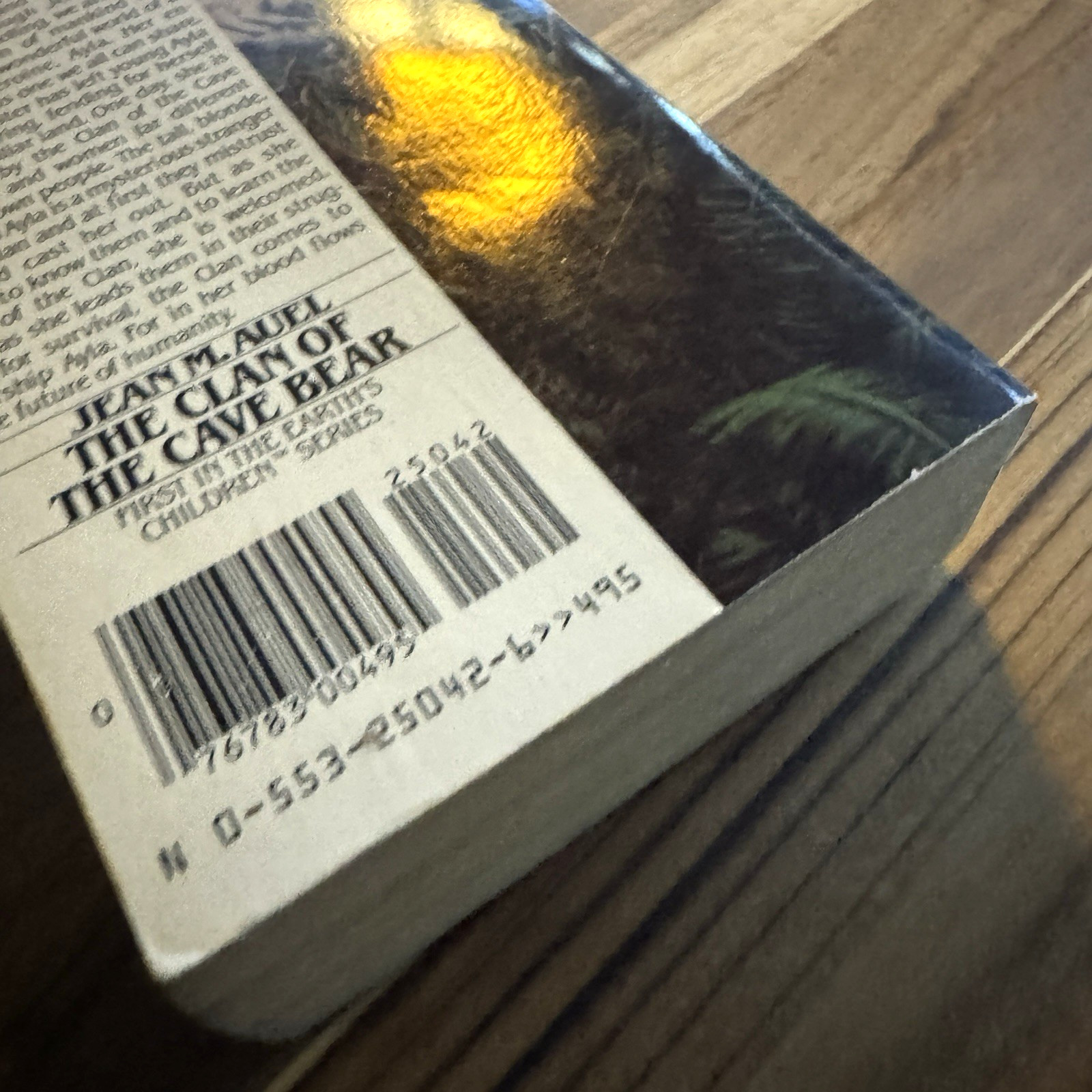 The Clan of the Cave Bear « Paperback Book » By Jean M. Auel