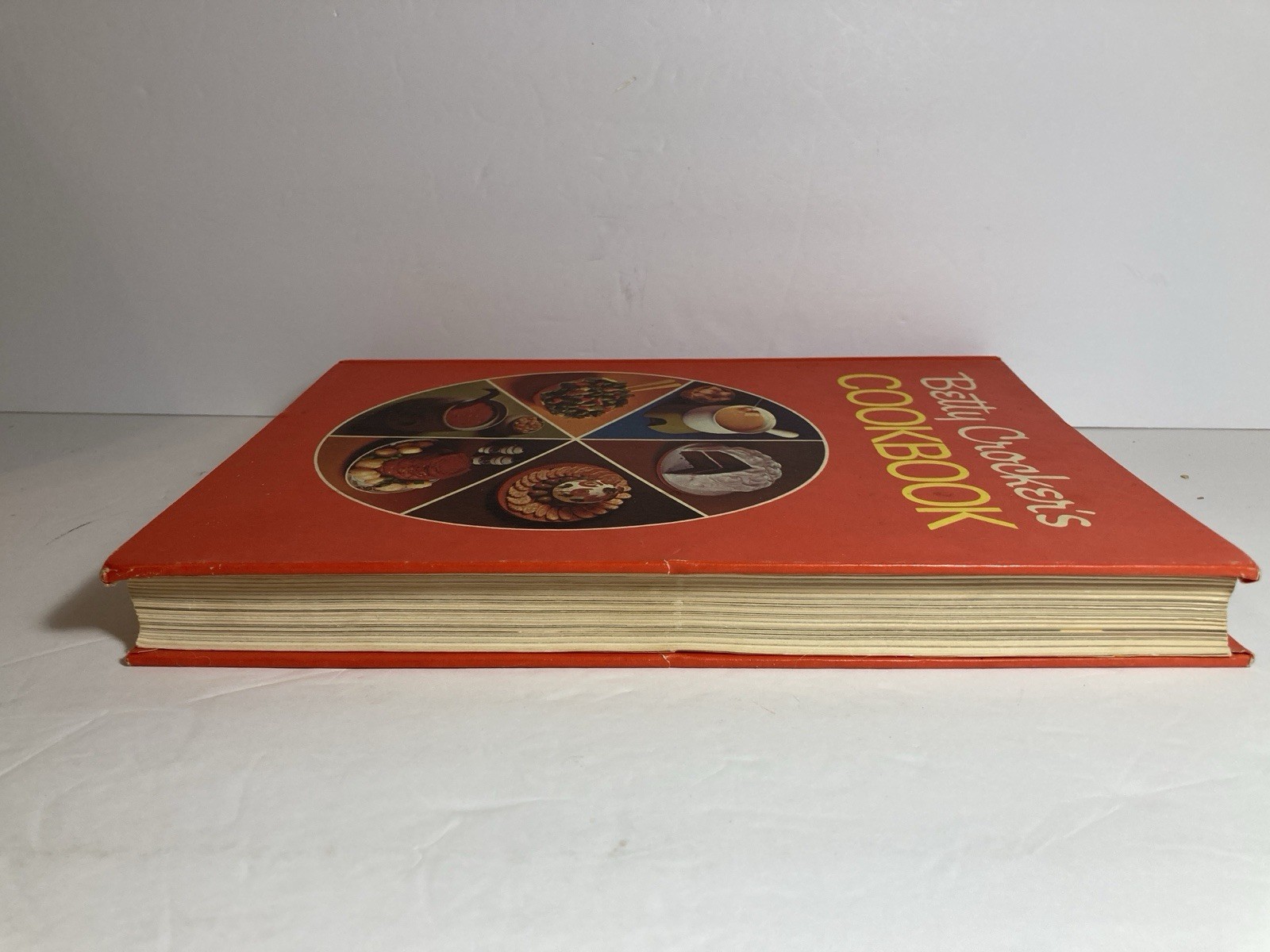 Vintage Betty Crocker&rsquo;s Cookbook 1974 Tight Binding 480 Pages HC