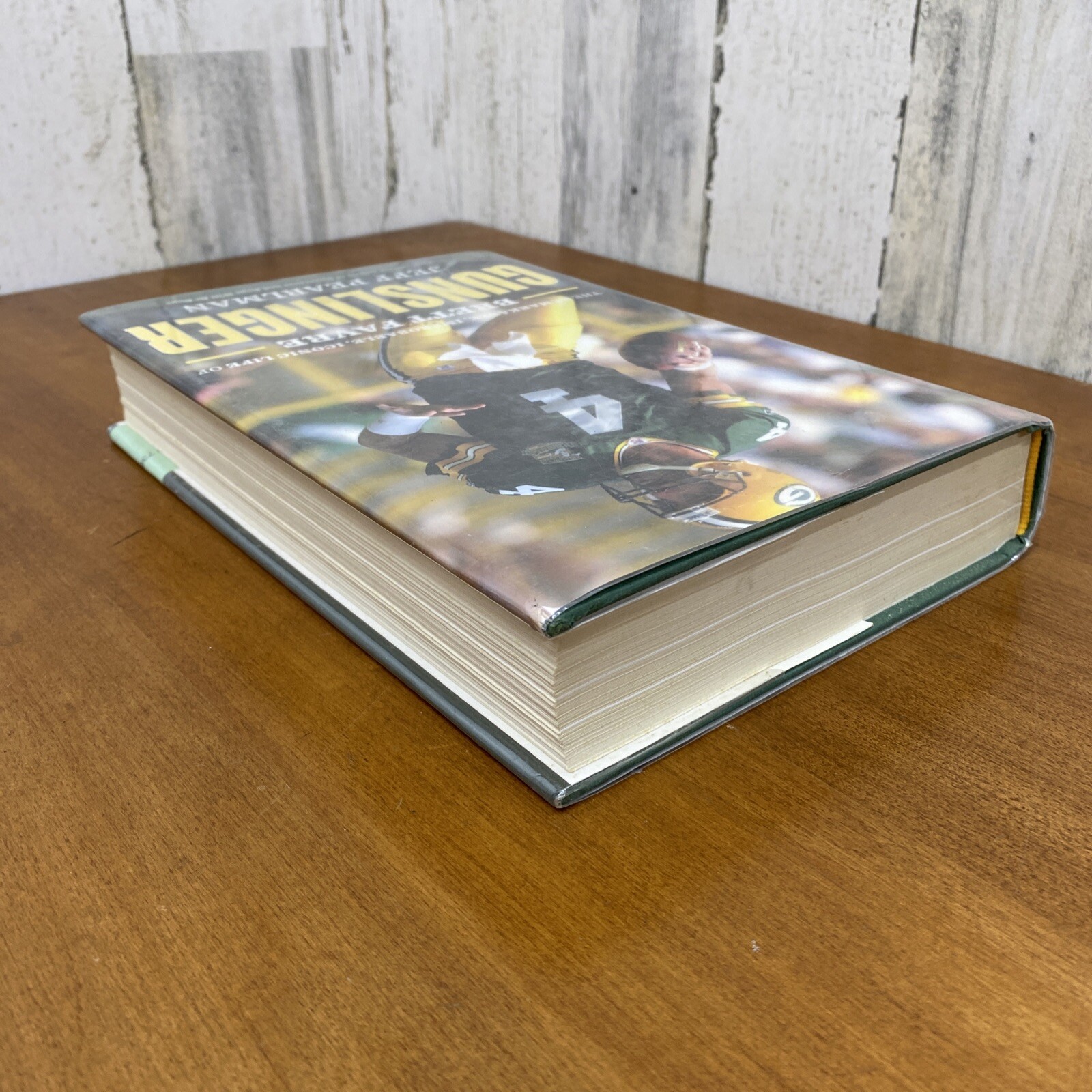 Brett Favre « Gunslinger » hard cover book 2016 / 383 pages /