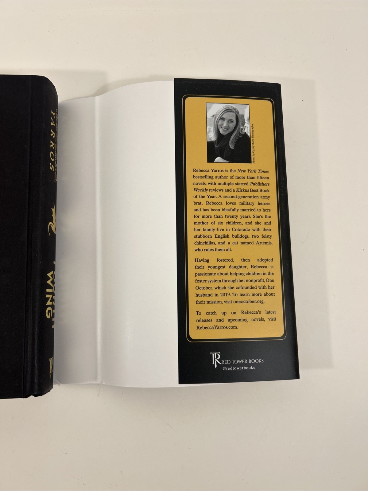 Fourth Wing – Hardcover By Yarros, Rebecca – VG