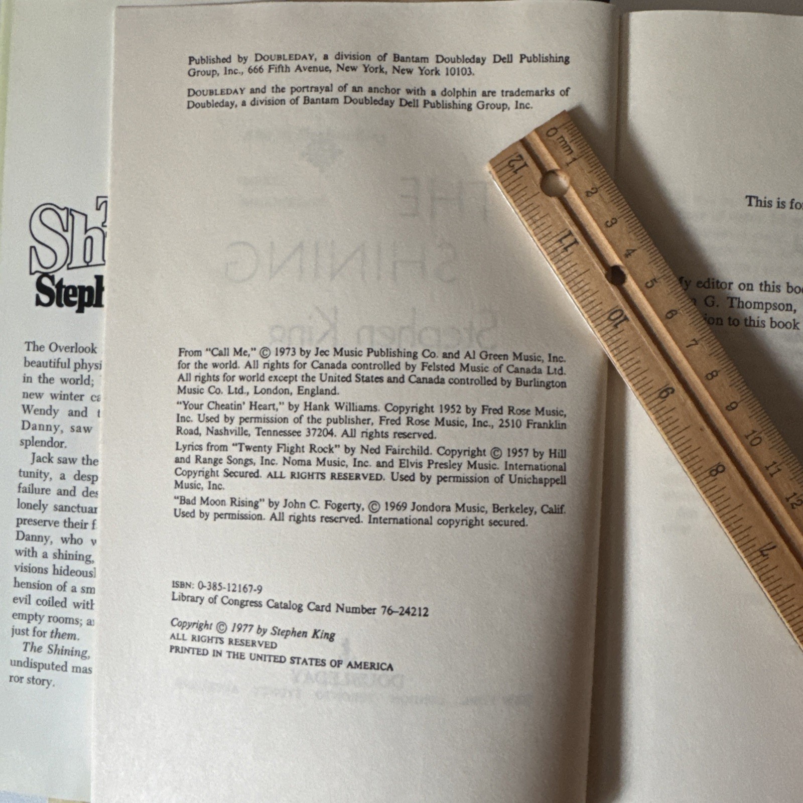 Hardcover – « The Shining » by Stephen King – Printed 1977 Doubleday 1st Edition