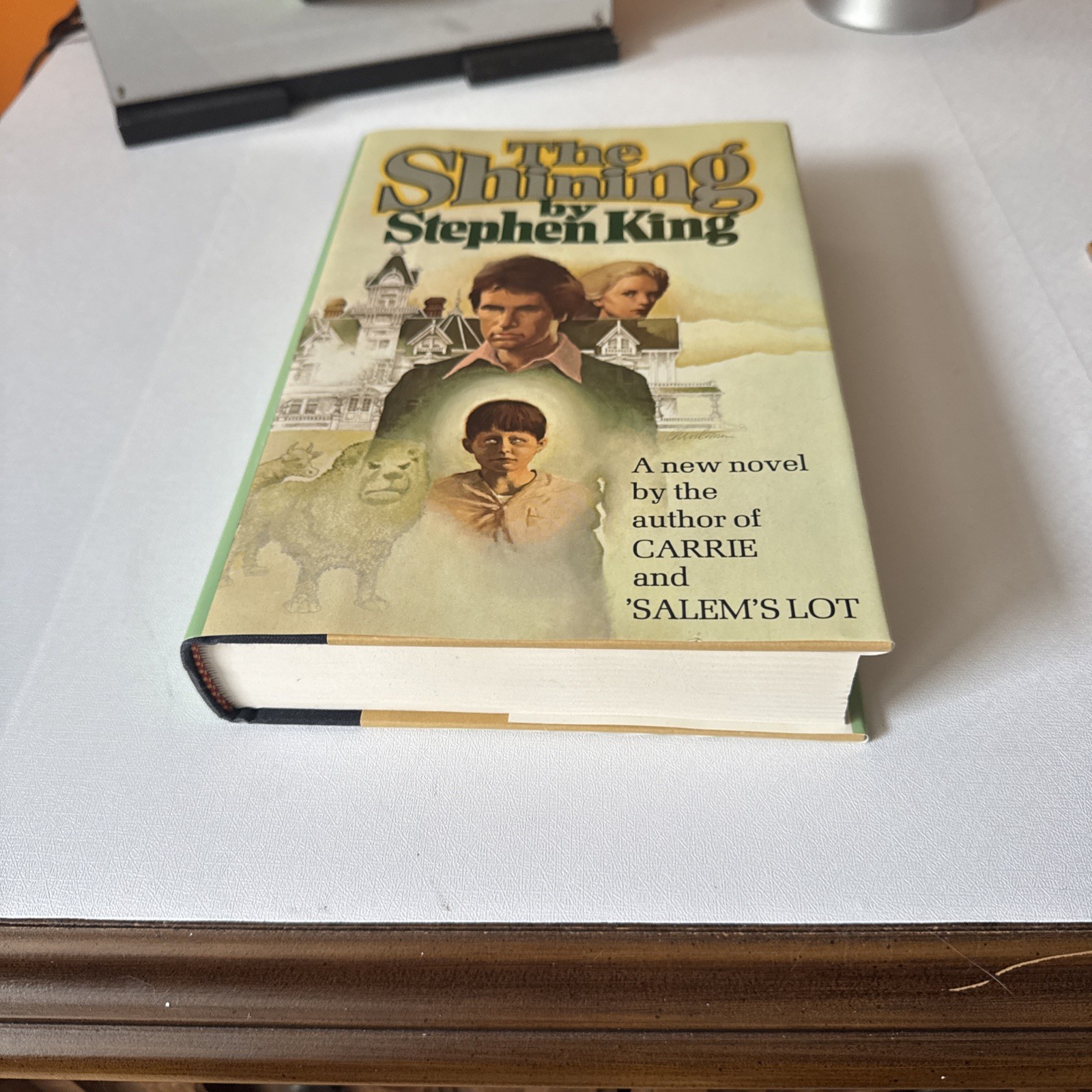 Hardcover – « The Shining » by Stephen King – Printed 1977 Doubleday 1st Edition