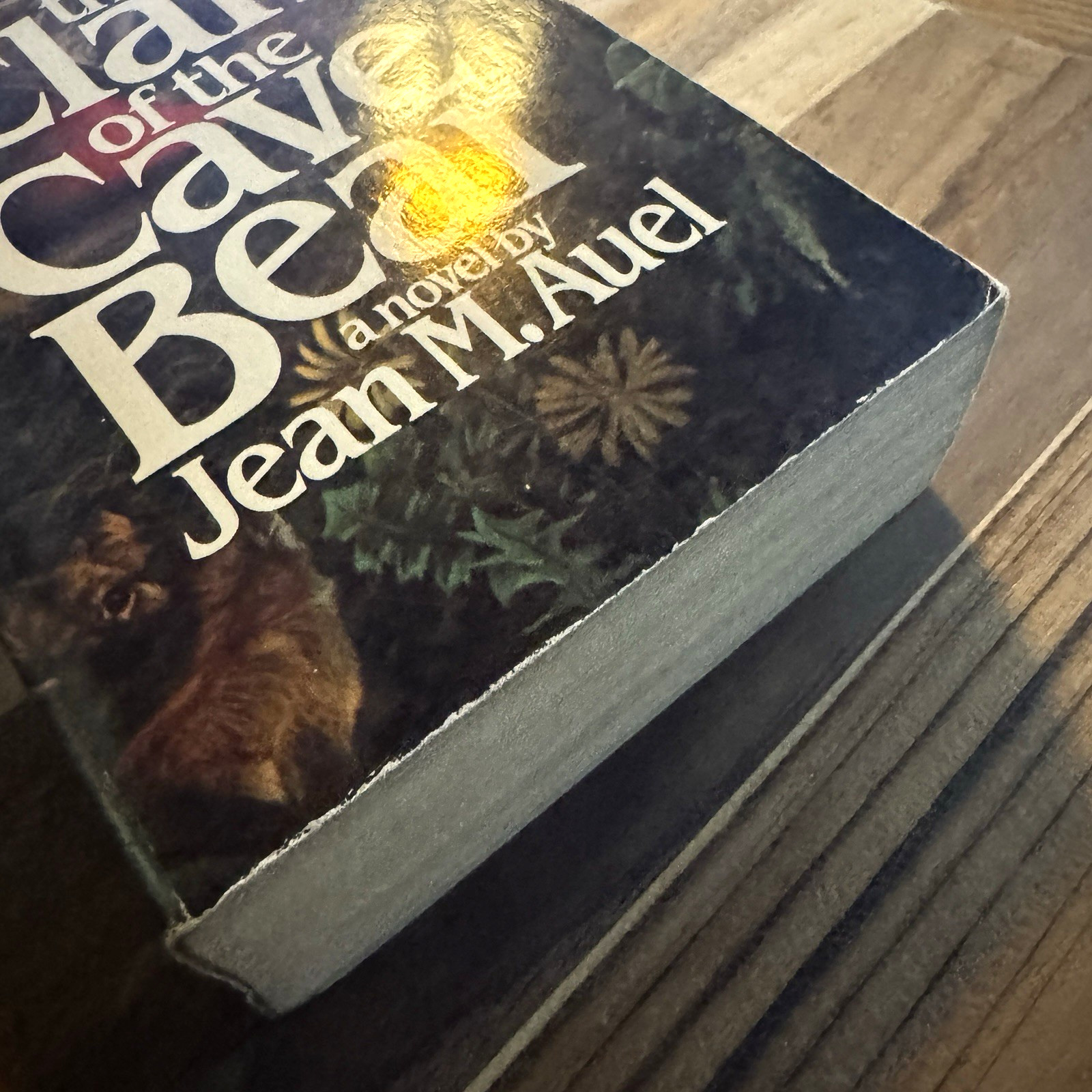 The Clan of the Cave Bear « Paperback Book » By Jean M. Auel