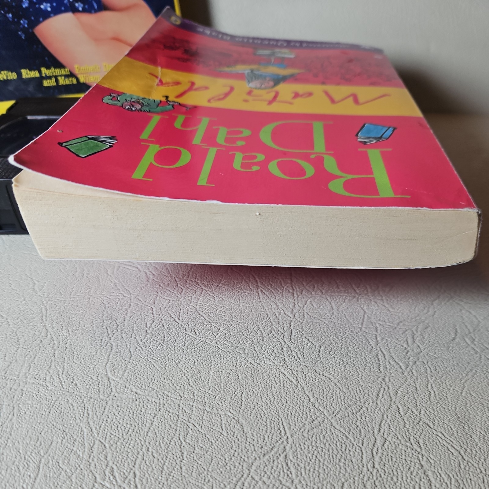 Matilda by Roald Dahl First Edition + Matilda Vintage VHS – VG – Y2K 90&rsquo;s Danny