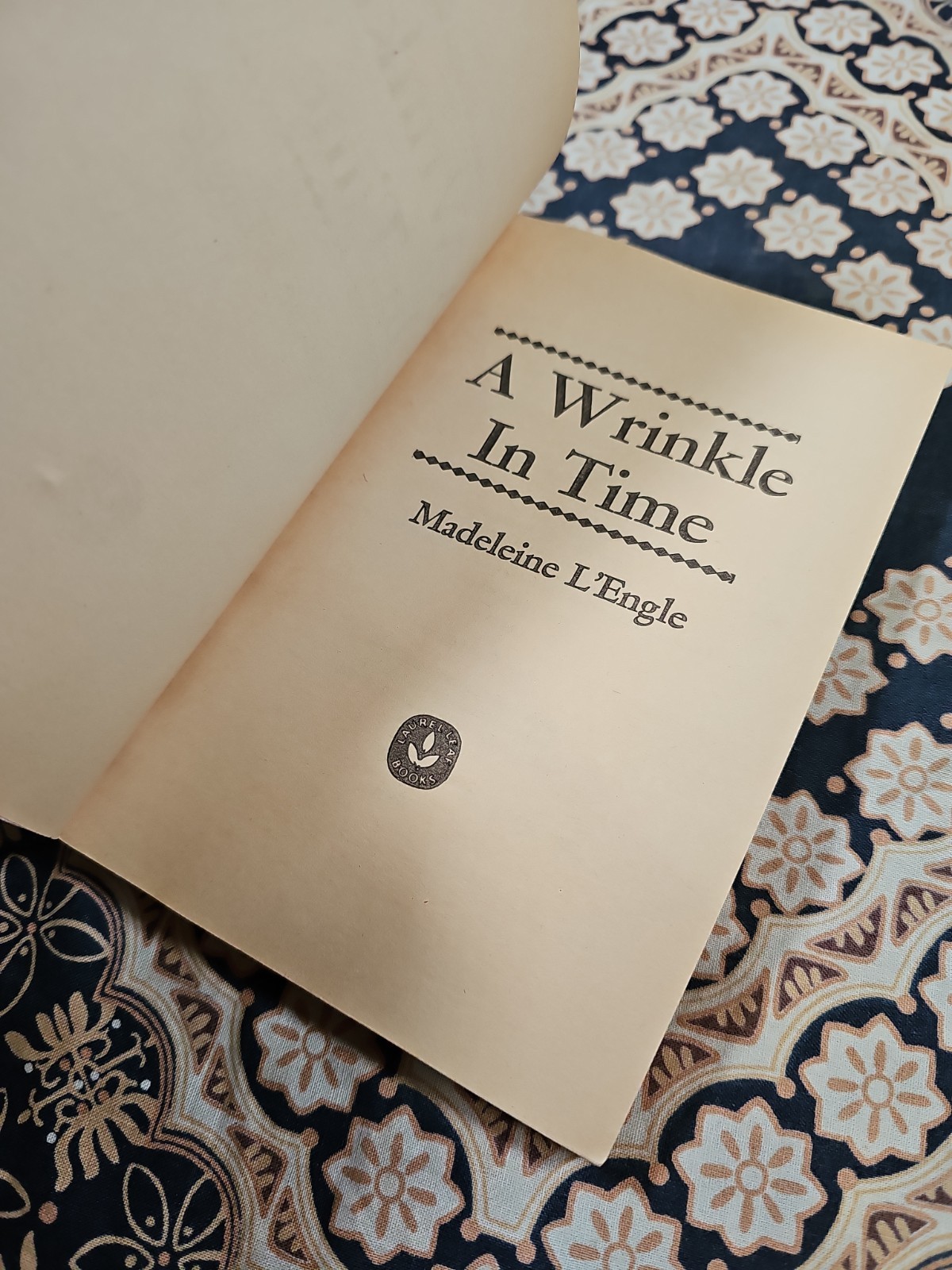 A WRINKLE IN TIME Madeleine L&rsquo;Engle PB BOOK (c) 1976 Dell Laurel-Leaf BCE ~VG+~