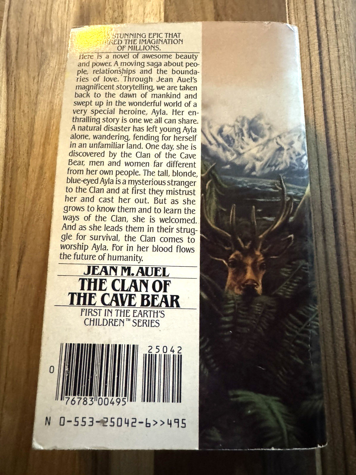 The Clan of the Cave Bear « Paperback Book » By Jean M. Auel