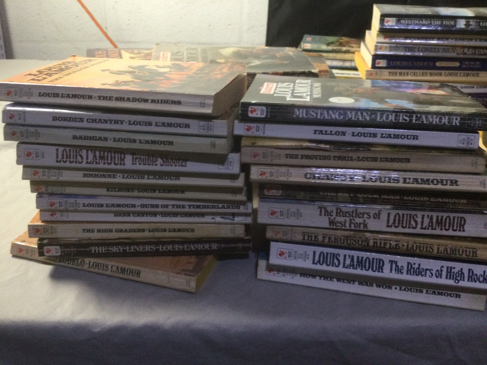 80+ Louis L&rsquo;Amour Paperback Lot Western Collection Sackett Series