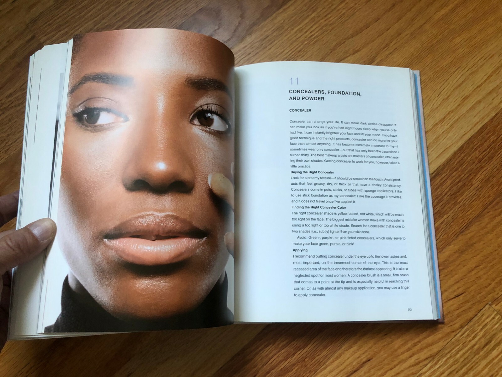 « Bobbi Brown Beauty  » The Ultimate Beauty Resource 1st Edition 1997, 242 pages.