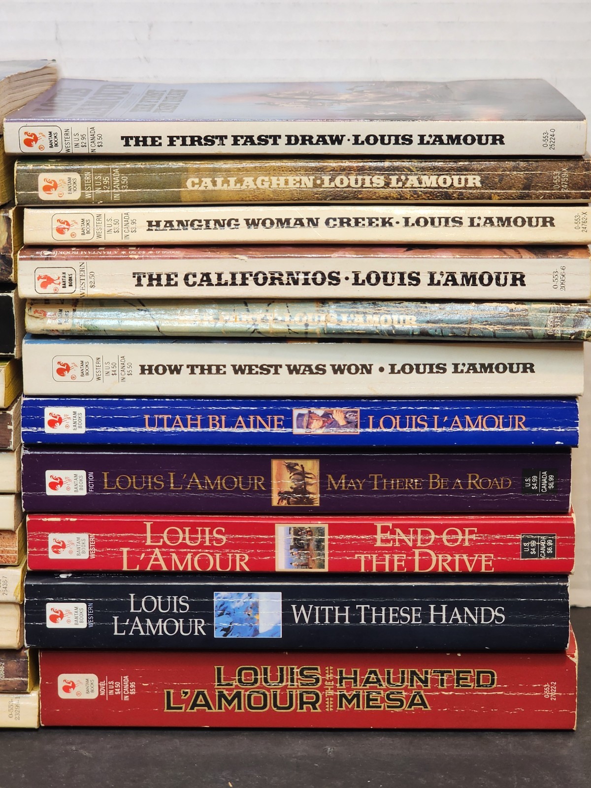 LOUIS L&rsquo;AMOUR MIXED LOT OF 24 PAPERBACK BOOKS SOME SACKETT BOOKS AND MORE